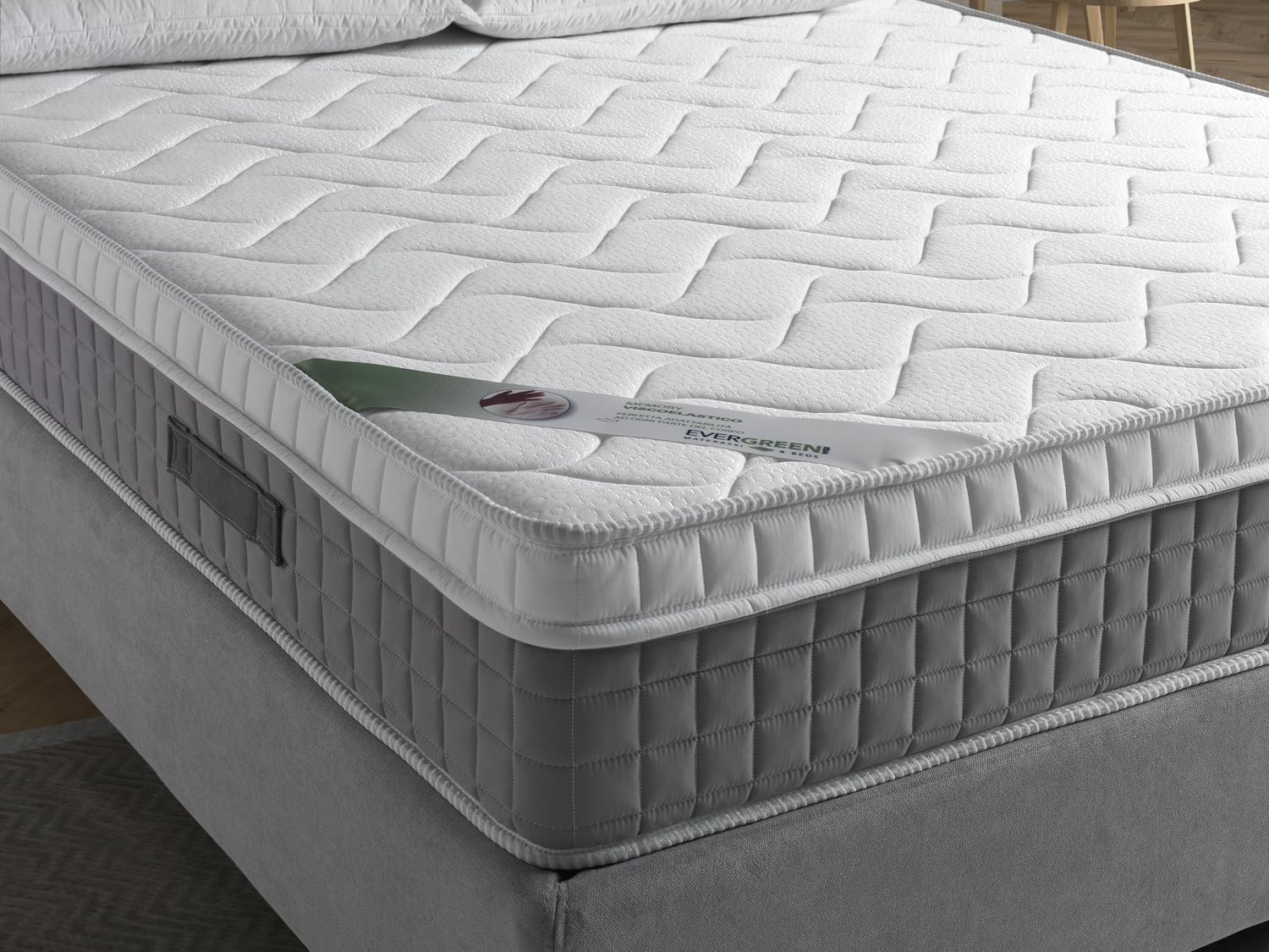 EVERGREENWEB - Materasso Matrimoniale 140x190 in Memory Foam con Topper Alto 25 cm DISPOSITIVO MEDICO  Detraibile + 2 Cuscini, Rivestimento Bianco Imbottito Effetto MASSAGIANTE Tessuto Antiacaro