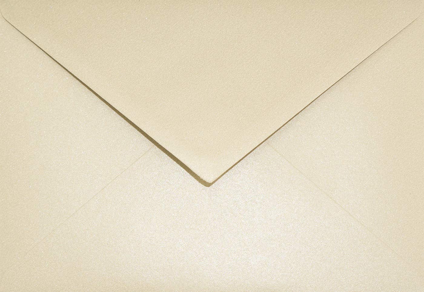 Netuno 100 sobres nacarados de color arena DIN C6 114x162mm 120g Aster Metallic Sand con solapa engomada puntiaguda sin ventana para invitaciones boda Navidad bautizo cartas tarjeta fiesta bricolaje
