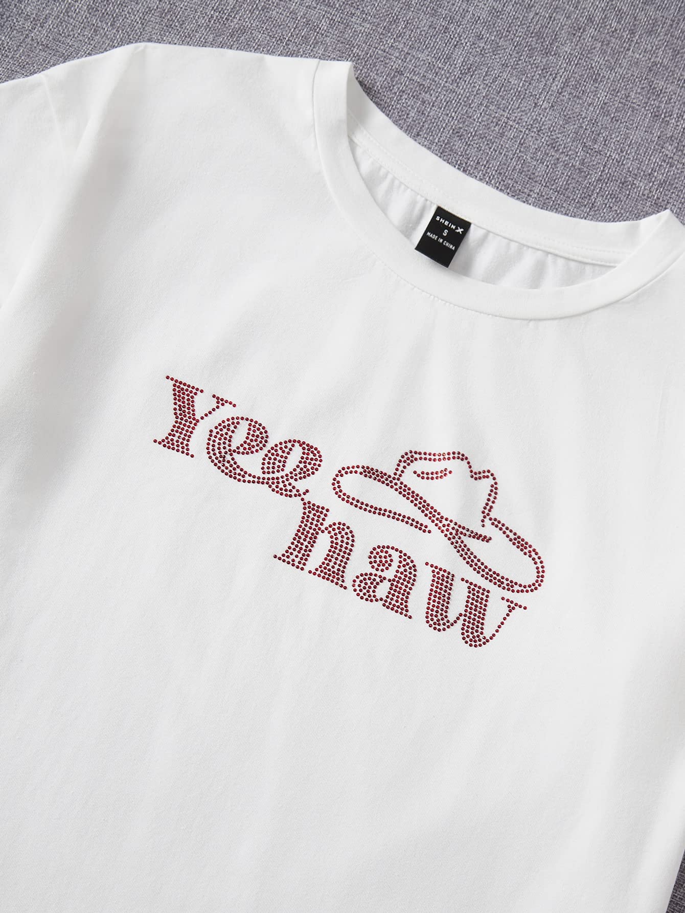 白いシャツやTシャツにも合います。たっぷりなラインでストーンとして綺麗です。 白いシャツやTシャツにも合います。たっぷりなラインでストーンとして綺麗