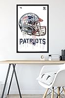 Vista 6 de Trends International NFL New England Patriots - Póster de pared con casco de goteo 20, 22.375 x 34 pulgadas, versión enmarcada negra