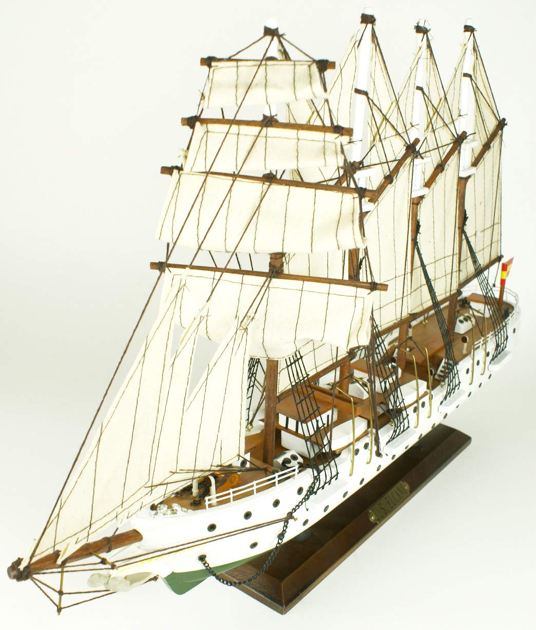 Maqueta montada de barco Juan Sebastián Elcano, Fabricada de forma artesanal, 57x36x9cm
