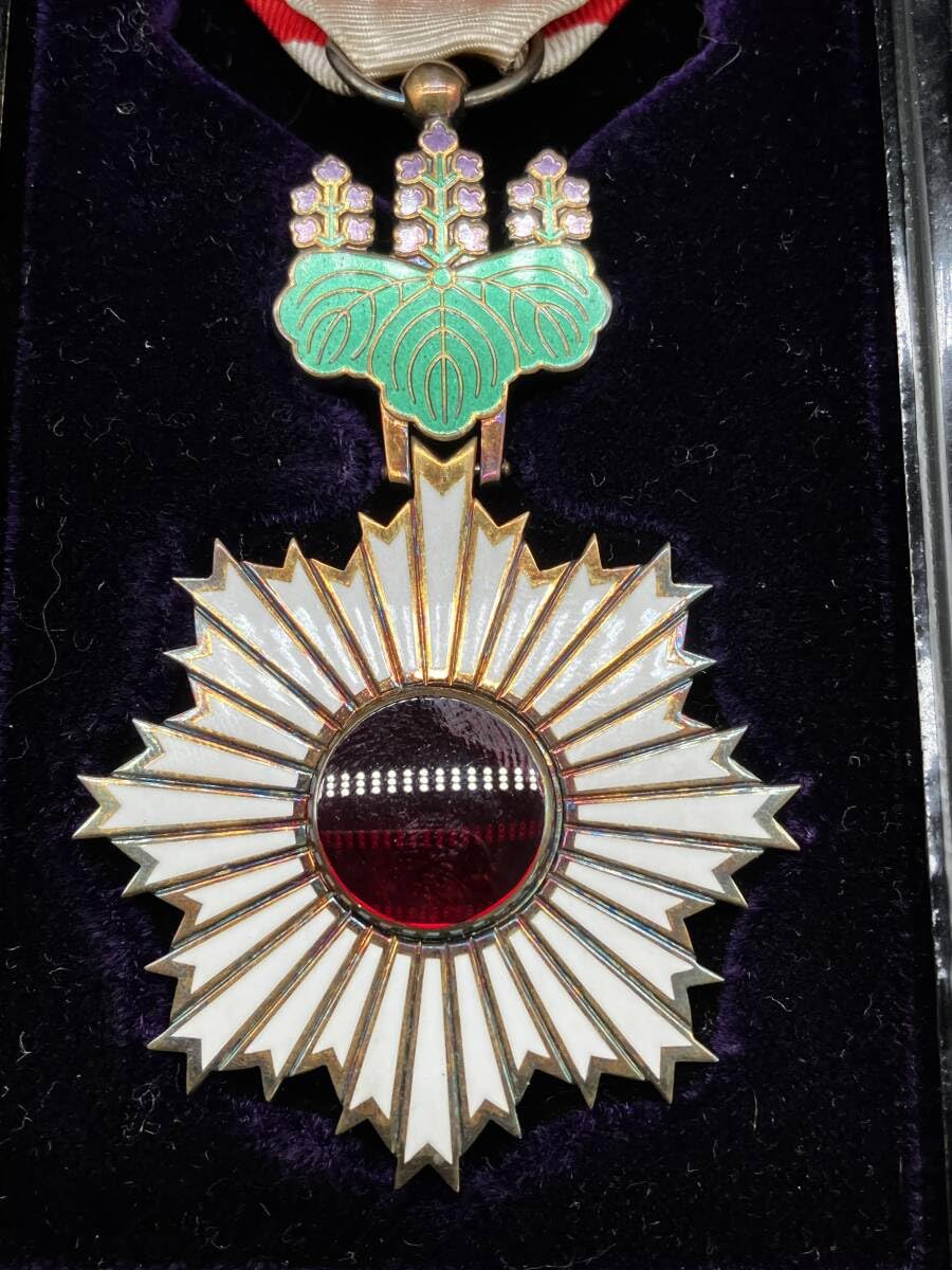 Amazon.co.jp: 勲四等旭日小綬章 勲4等 共箱 旭日章 記章 勲章 バッジ  