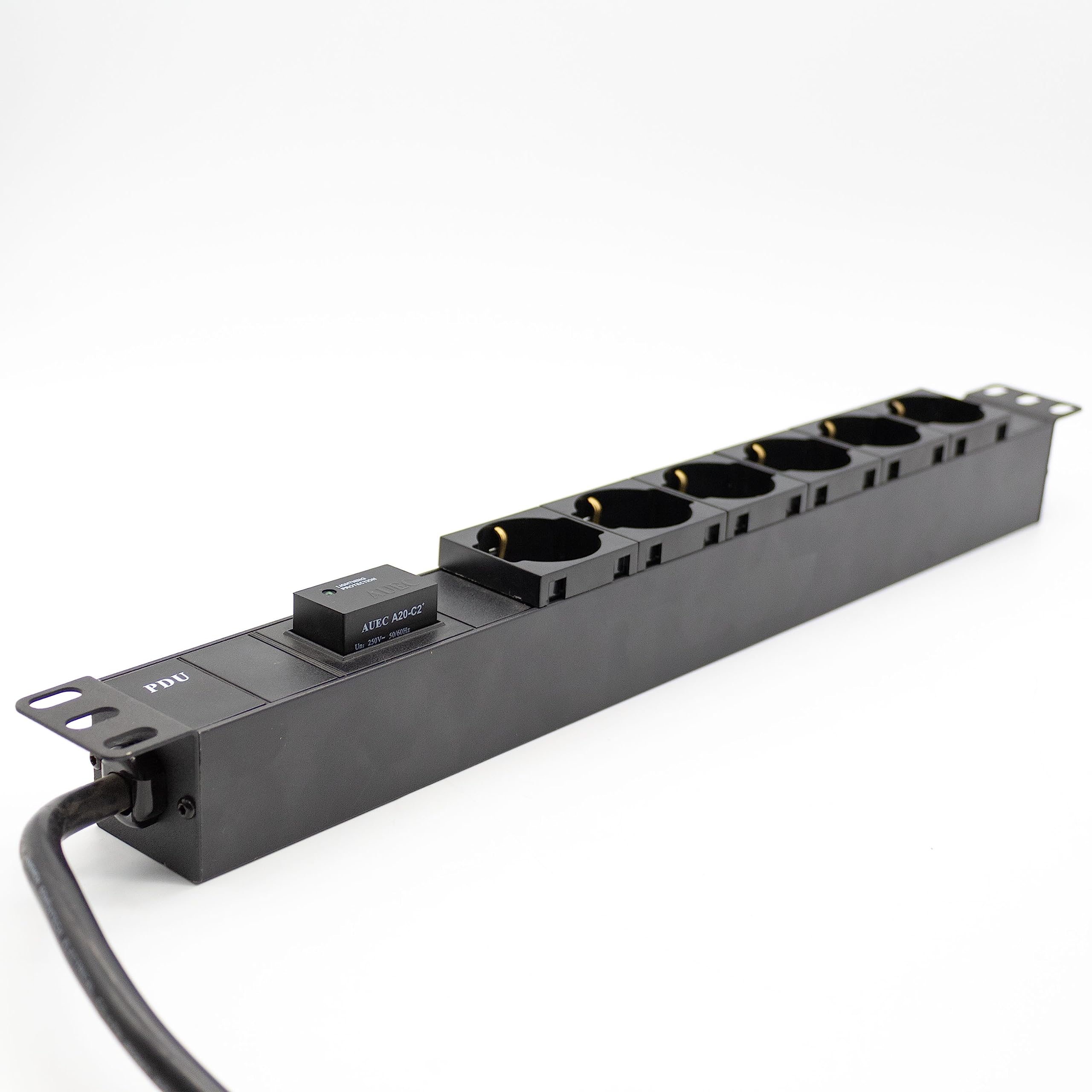 Simpletek Steckdosenleiste mit 19-Zoll-Rackblende | 6 Schukosteckdosen horizontal | Stecker 10/16 A | Überspannungsschutz (überholt)