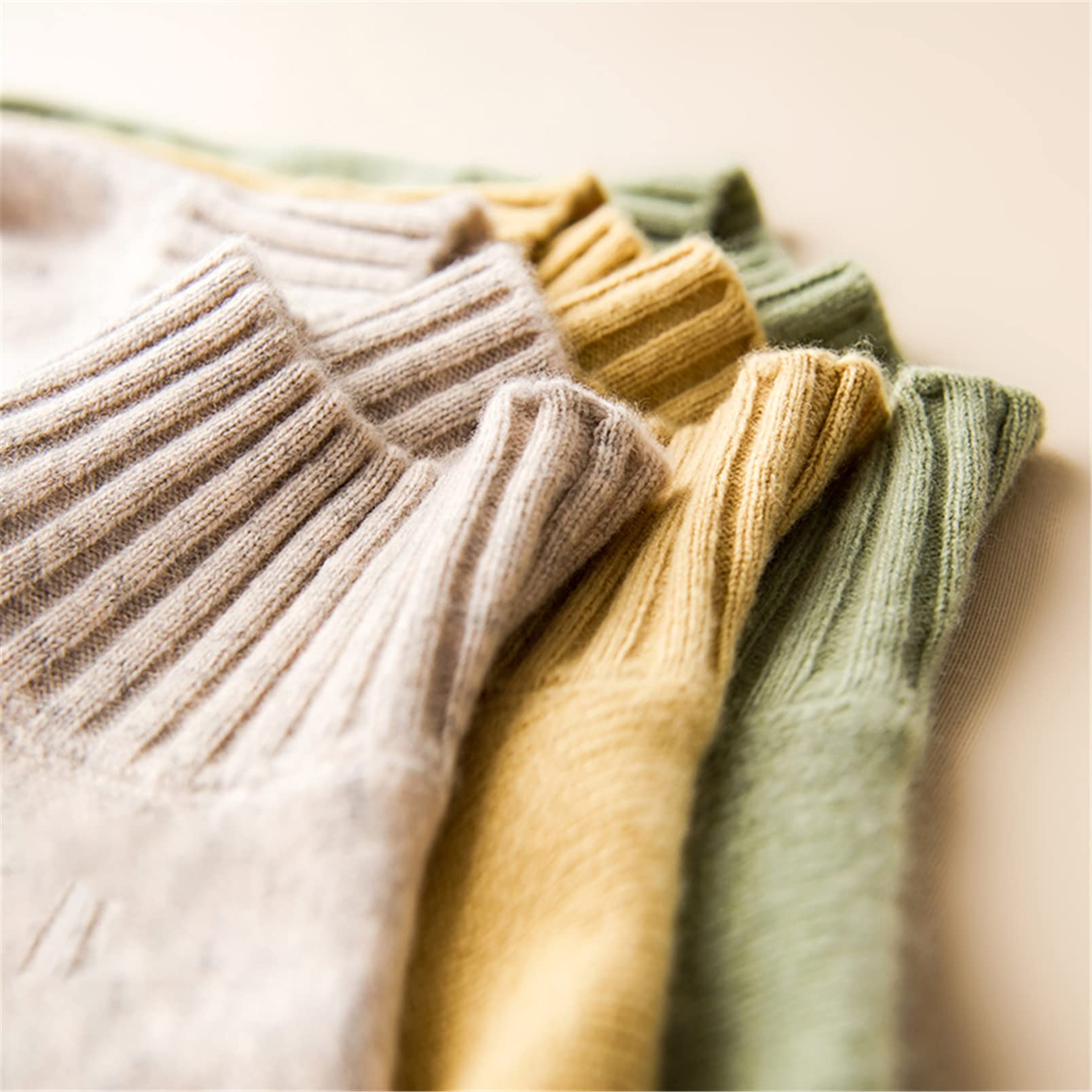 Maglione interno lavorato a maglia del cashmere di colore solido delle donne