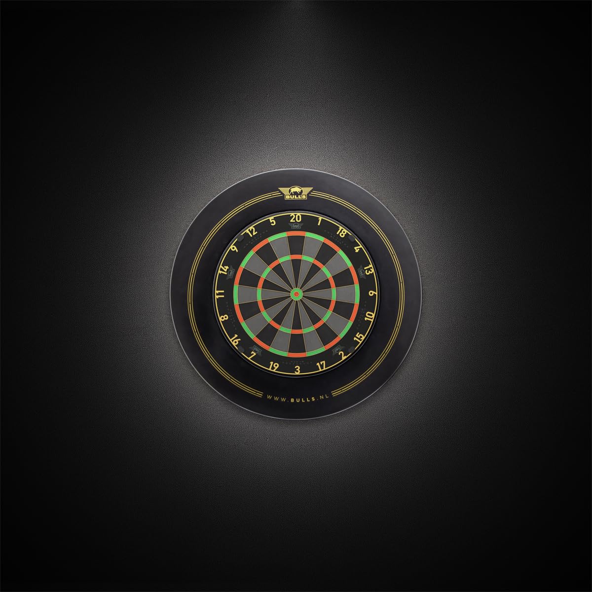 Bull's Advantage Black Dartboard – Offizielles Turnier Steeldart Board, Schwarzes Sisal Profi Dartboard, Ultra Haltbar