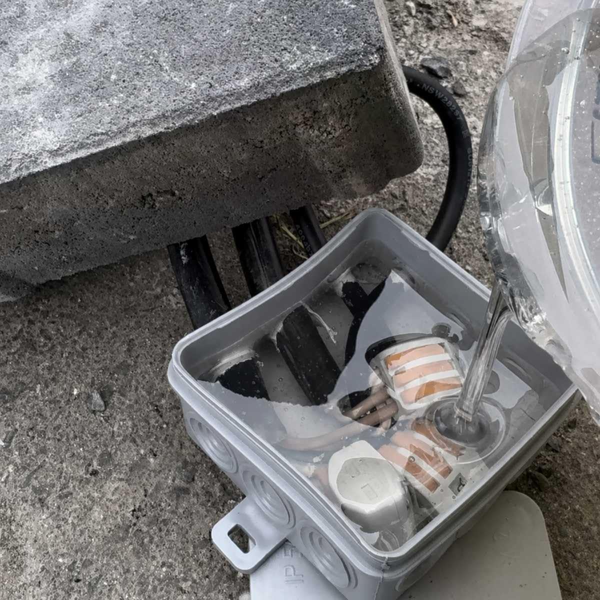 Mastic électrique en résine époxy IP68 & IP69 jusqu'à 1000 V 3 kg incolore (transparent) étanche pour boîtes de jonction, circuits, manchons de câble, etc.