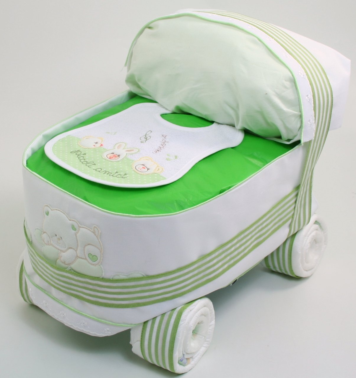 Torta di Pannolini a forma di Carrozzina color Verde con 48 pannolini 3/6 kg, parure lenzuolini da carrozzina, bavaglia e prodotti di cosmesi di qualità. Made in Italy