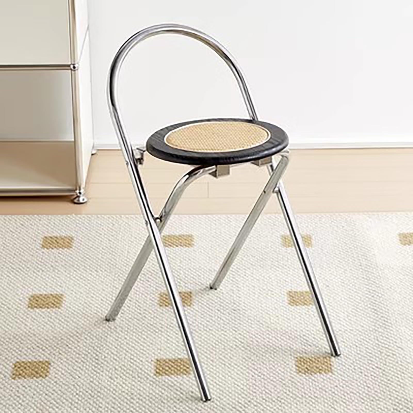 Tabouret pliant gain de place avec assise rembourrée rotin et cadre acier