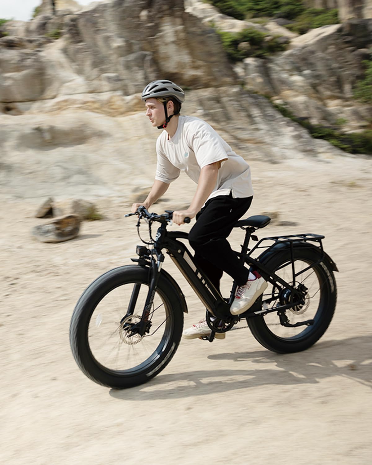 Bodywel E Fatbike Herren Damen, 26x4.0 All Terrain E Bike Mountainbike, 48V 15Ah Akuu, 250W Heckmotor, 7-Gang-Getriebe, Federgabel Verstellbar, Hydr. Scheibenbremsen, Legierungsrahmen