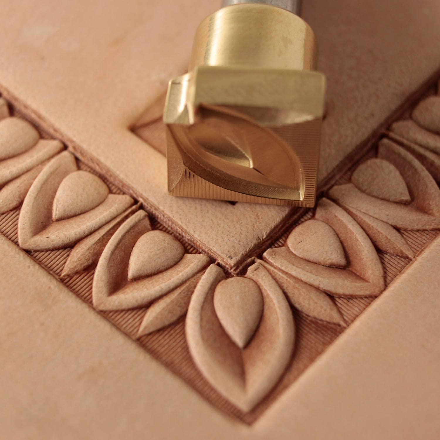 DandS ltd Leather Stamp Tool, Lotus Petal Border, Professional Steel Craft Tool for Leatherworking, Embossing, Carving & Stamping Leather Projects, Belts & DIY Projects Compatible with Mallet #464Y