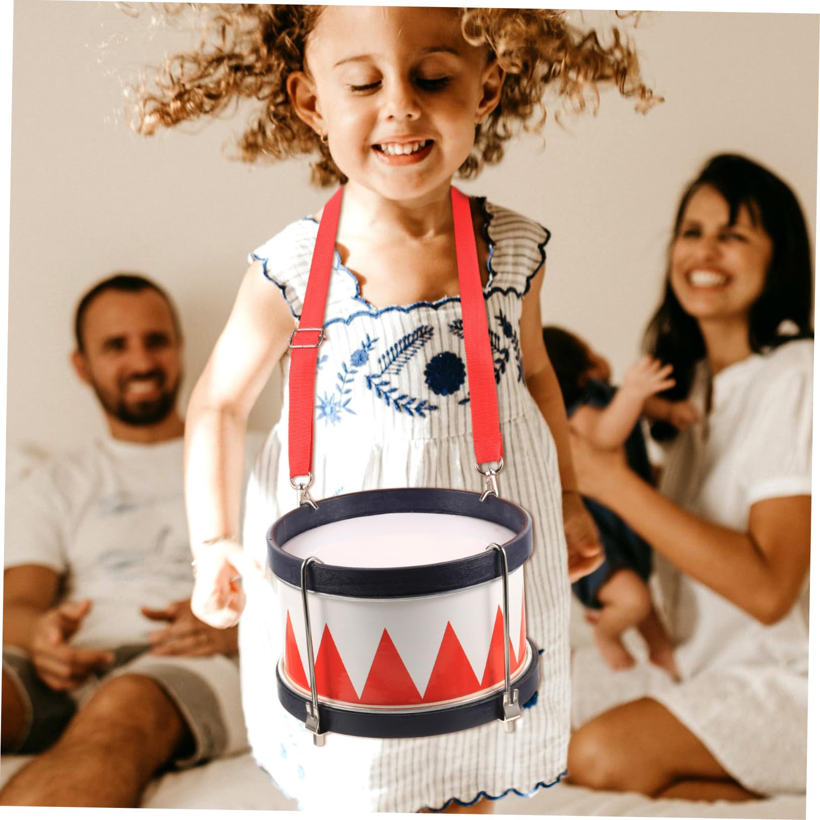 Tamburo Piccolo Giocattolo Rosso Legno Metallo per Bambini | Back To School Party, per Adulti e Uso Educativo, Aiuta ad Allenare L’udito e Musicalità Colore Casuale