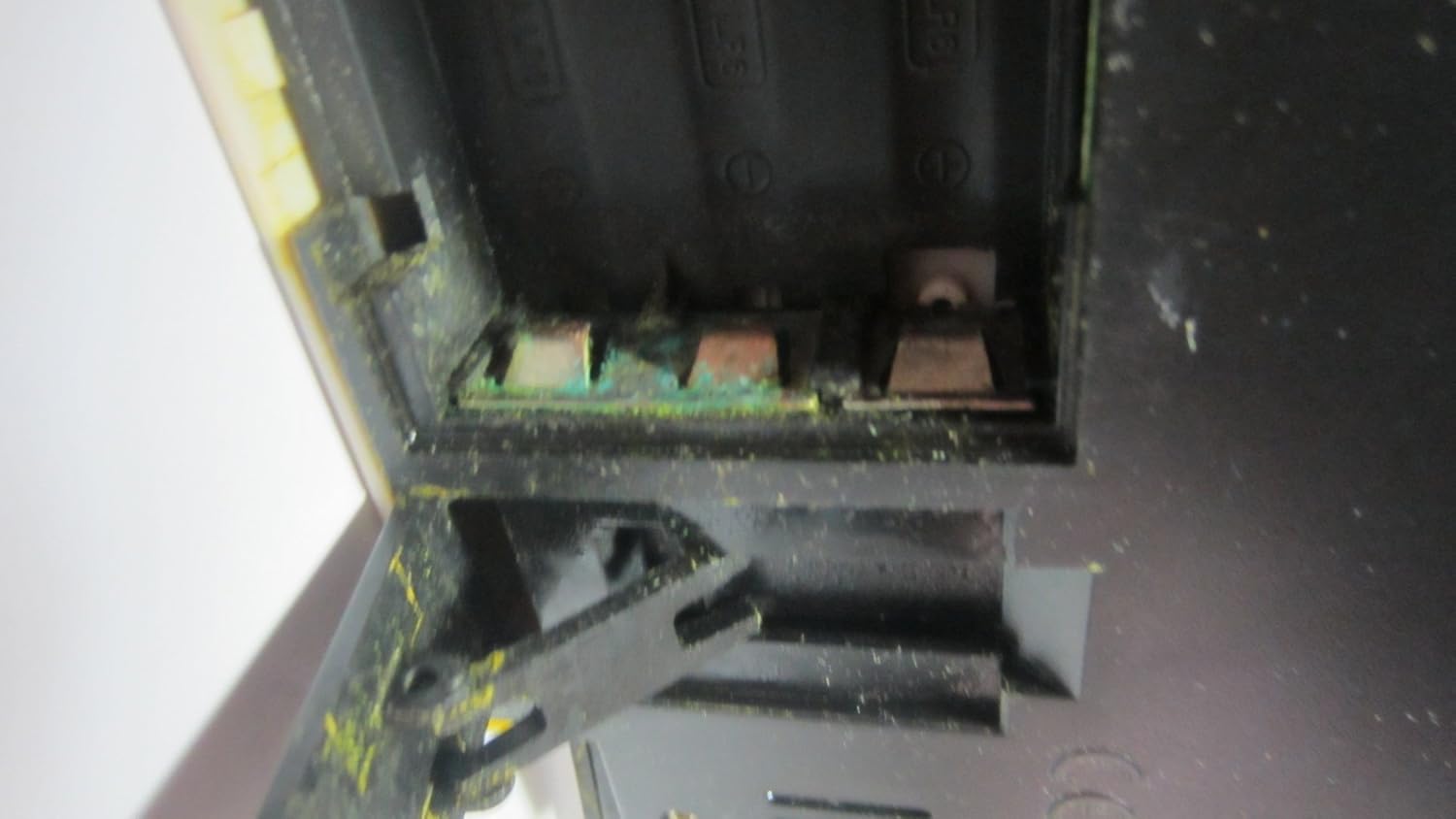 Battery compartment of the La Crosse Technology weather station