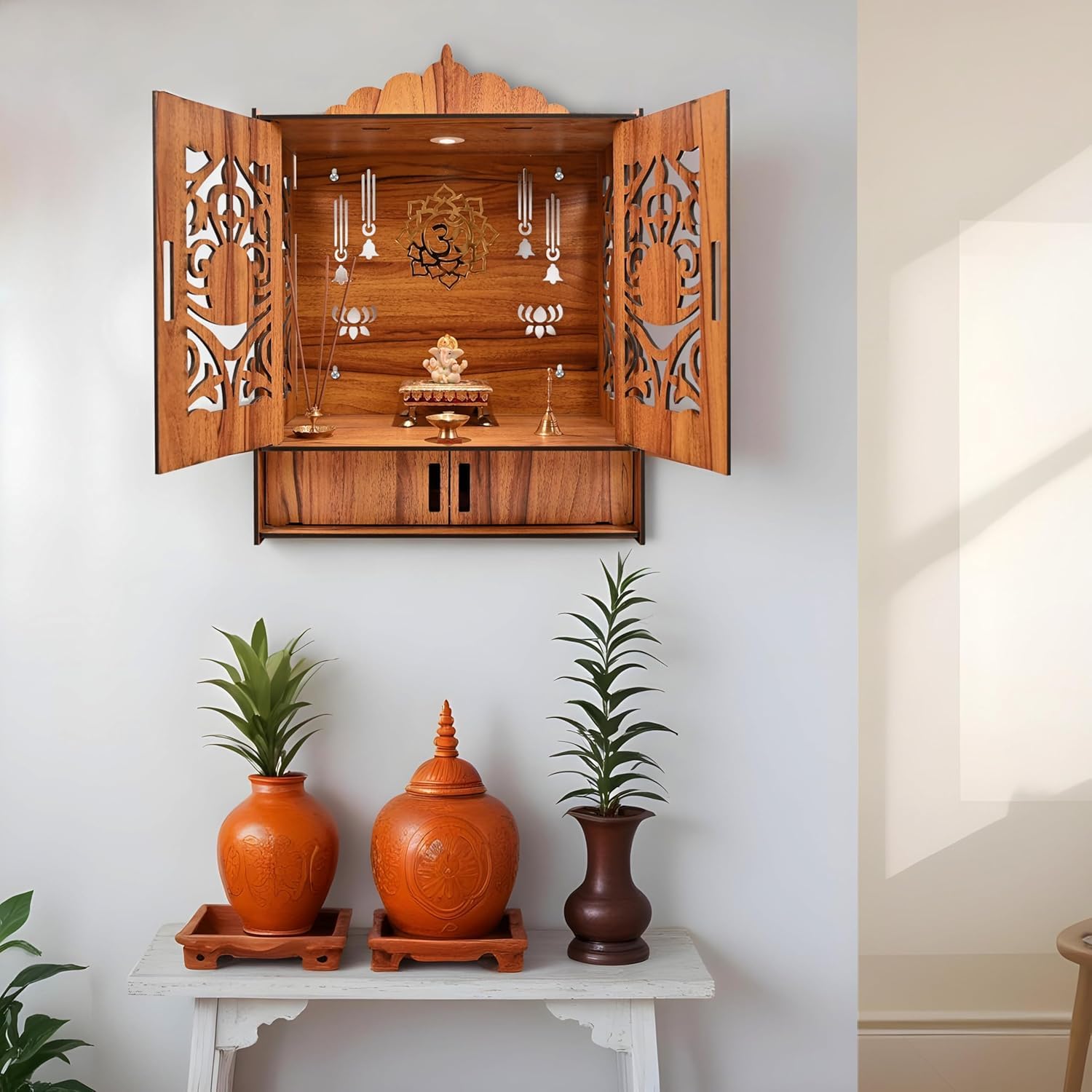 Tempelmandir aus Holz für Zuhause mit Türschränken, schöne Pooja-Einheit mit Stauraum, mit LED-Licht und Wandhalterungen, eleganter Pooja-Mandir für Zuhause, große Größe (H-17,3, L-11, B-26,9 cm)