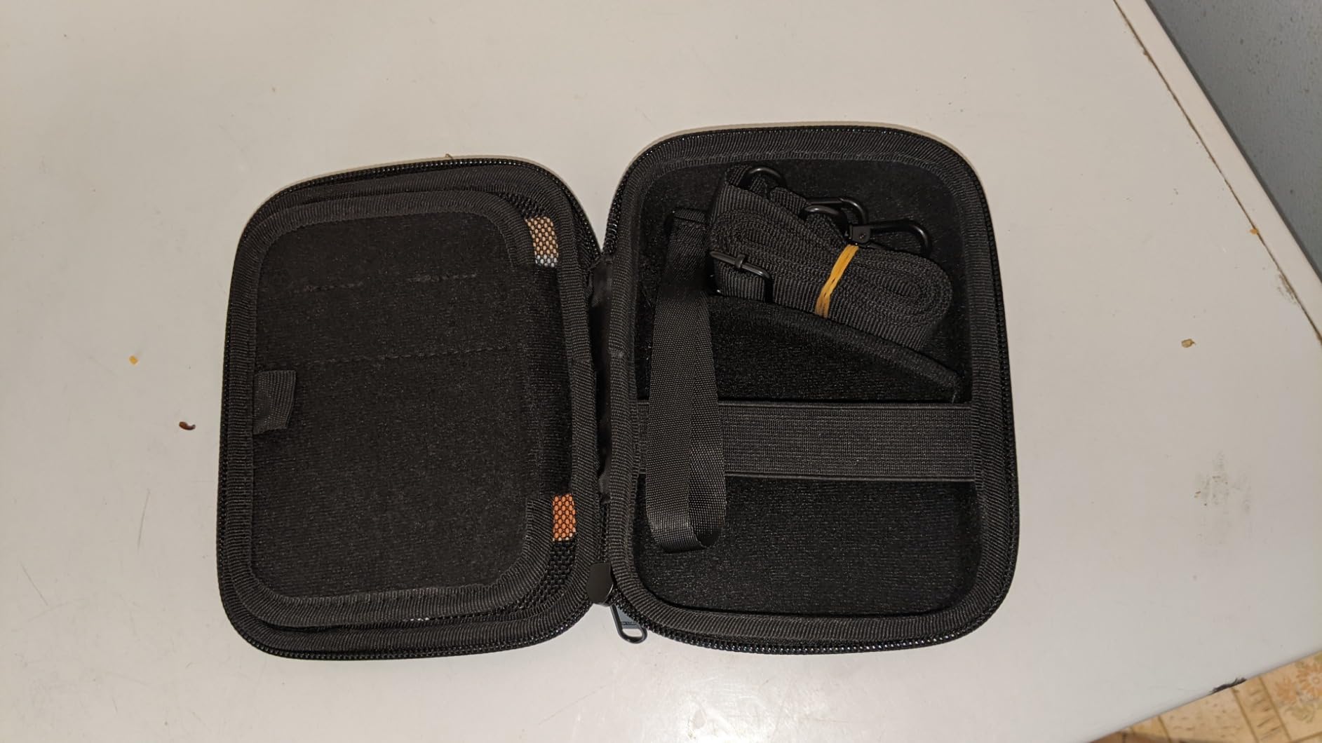 Bra, stadigt fodral som skyddar dina tillhörigheter.