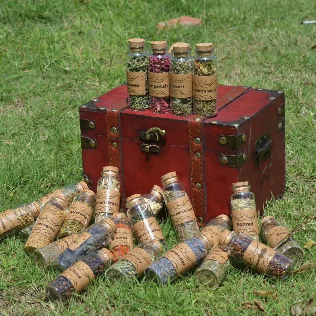 Kräuter Set im Vintage Holzkoffer – 100% Reine Naturkräuter getrocknet im Glas mit Korken & Zange – Geschenkbox für Rituale, DIY, Hexen, Duftsäckchen & Deko (24er Kräuterset)