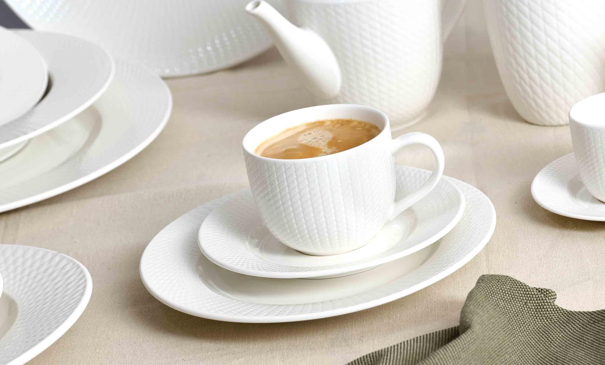 Ritzenhoff & Breker Saphir Cappuccinotassen mit Untertassen 320 ml 6er Set | Porzellan Geschirr-Serie in Weiß mit Mosaik-Relief | spülmaschinenfest & mikrowellengeeignet | Elegant & Modern