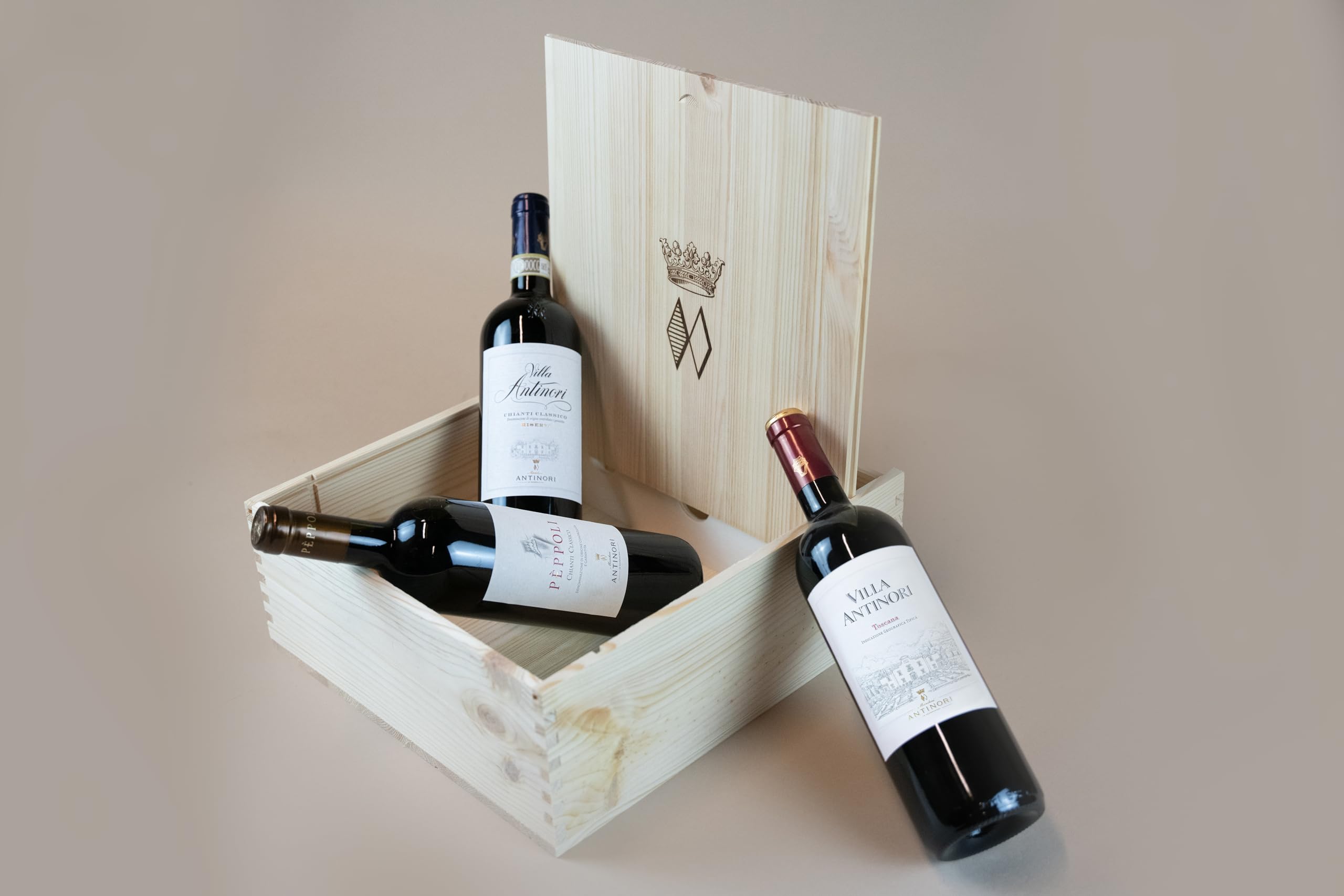 Marchesi Antinori, Cassetta in Legno "Antinori Nel Chianti Classico" da 3 Bottiglie: Pèppoli - Chianti Classico Riserva - Villa Rosso