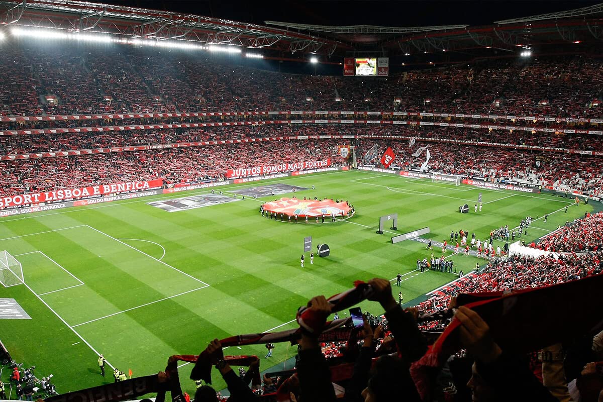 Tick&Box - Caja Regalo - Viaje de Fùtbol - SL Benfica - 1 Partido + 1 Noche - 2 Personas - Hotel a Elegir en Lisboa - Idea Regalo Cumpleaños