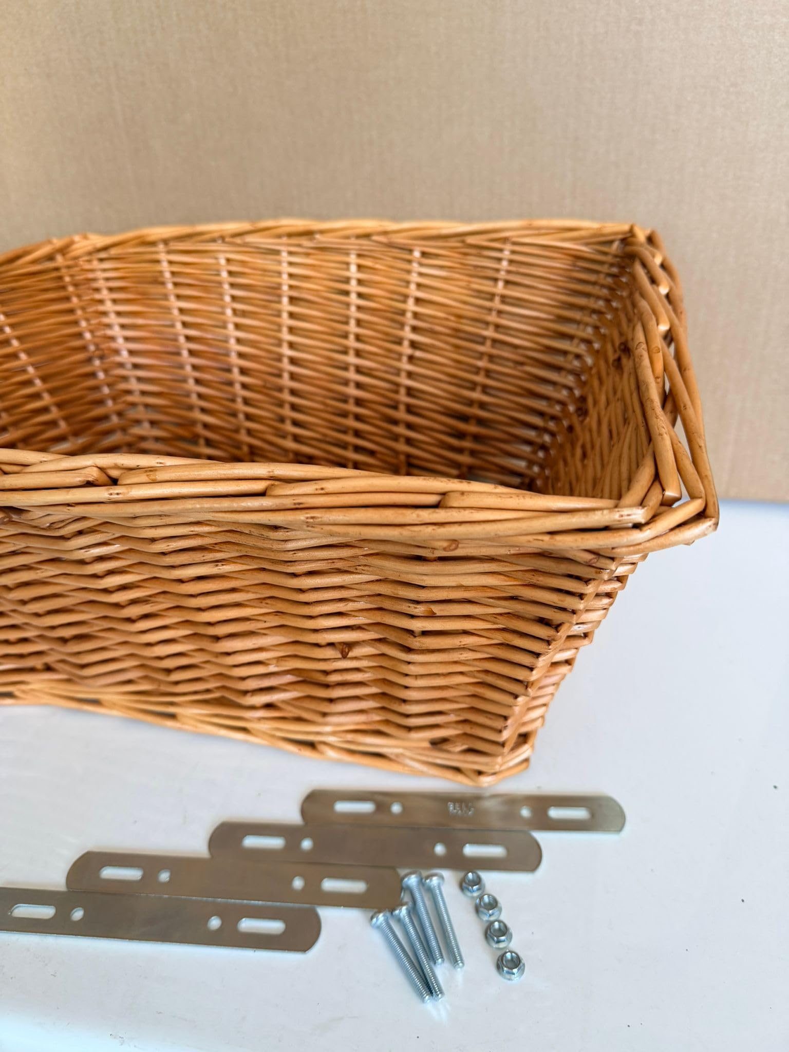 Generico Cestino in Vimini per Bicicletta, Anteriore o Posteriore, Base 33x23 cm, Apertura 44x35 cm, Altezza 20 cm, con Kit di Montaggio