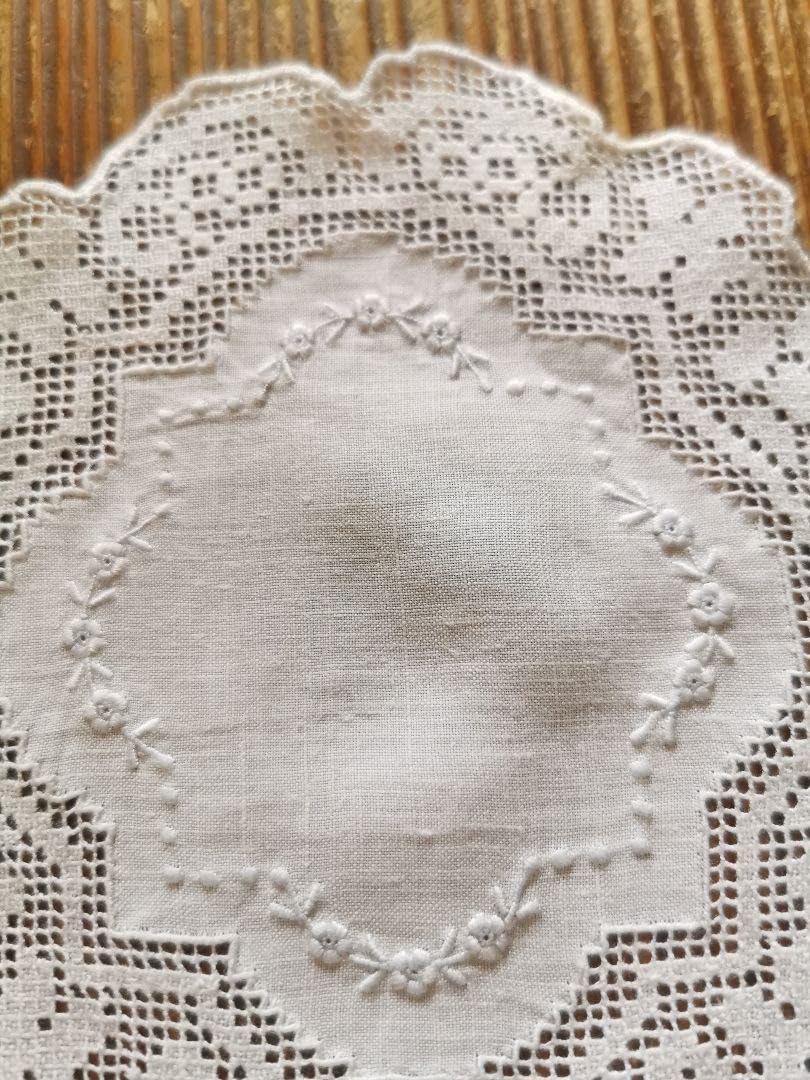 アンティーク フィレレース＆アペンツェル 白糸小花刺繍 フラワー型リネンドイリー Amazon.co.jp: アンティーク フィレレース＆アペンツェル 白糸