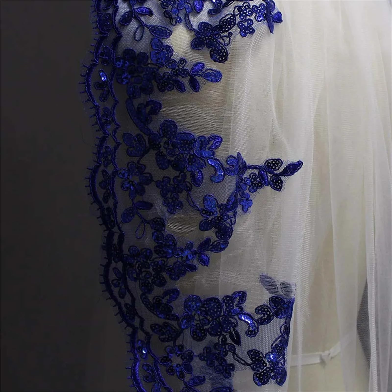 Brautschleier Eine Schicht Bling Pailletten Blauer Spitzenrand Weißer Tüll Kurzer Hochzeitsschleier Mit Kamm Brautschleier