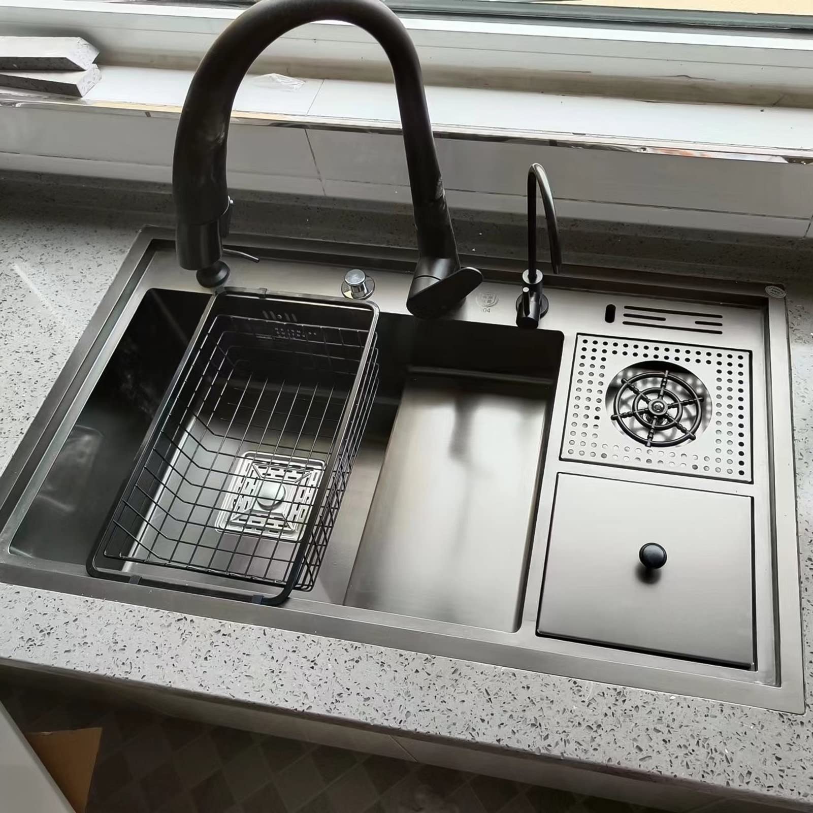 Lavello da cucina a vasca singola, lavello per postazione di lavoro in stile rustico in acciaio inossidabile, kit con rubinetto, tubo portacoltelli, supporto da incasso sopra o sotto (Nero 85x50x23