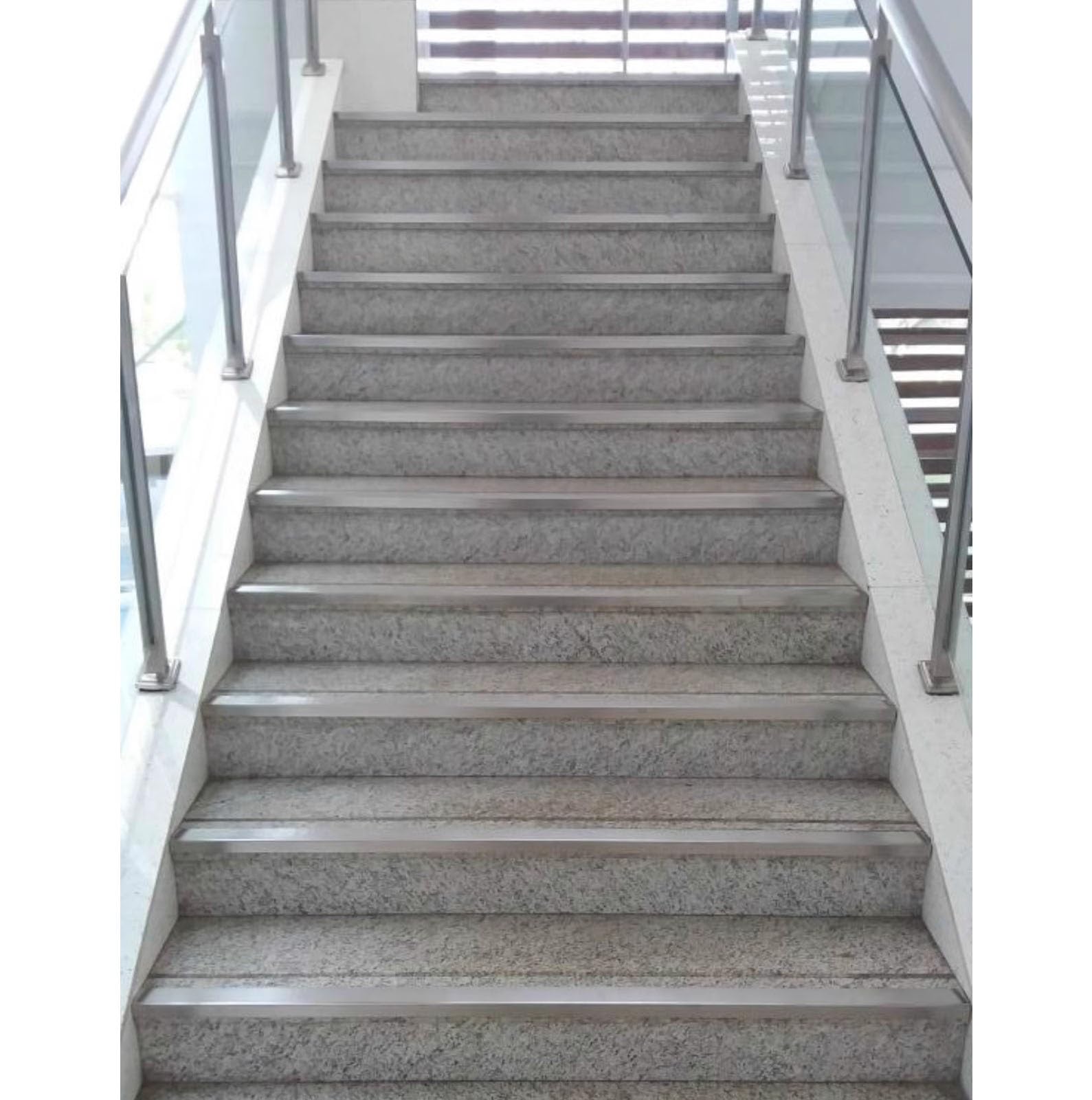 Genérico Antypoślizgowa osłona krawędzi schodów ze stali nierdzewnej w kształcie litery L do drewna, płytek i betonu - 150 cm (59 cali) x 10 cm (4 cale) ochraniacz na schody dla dużych