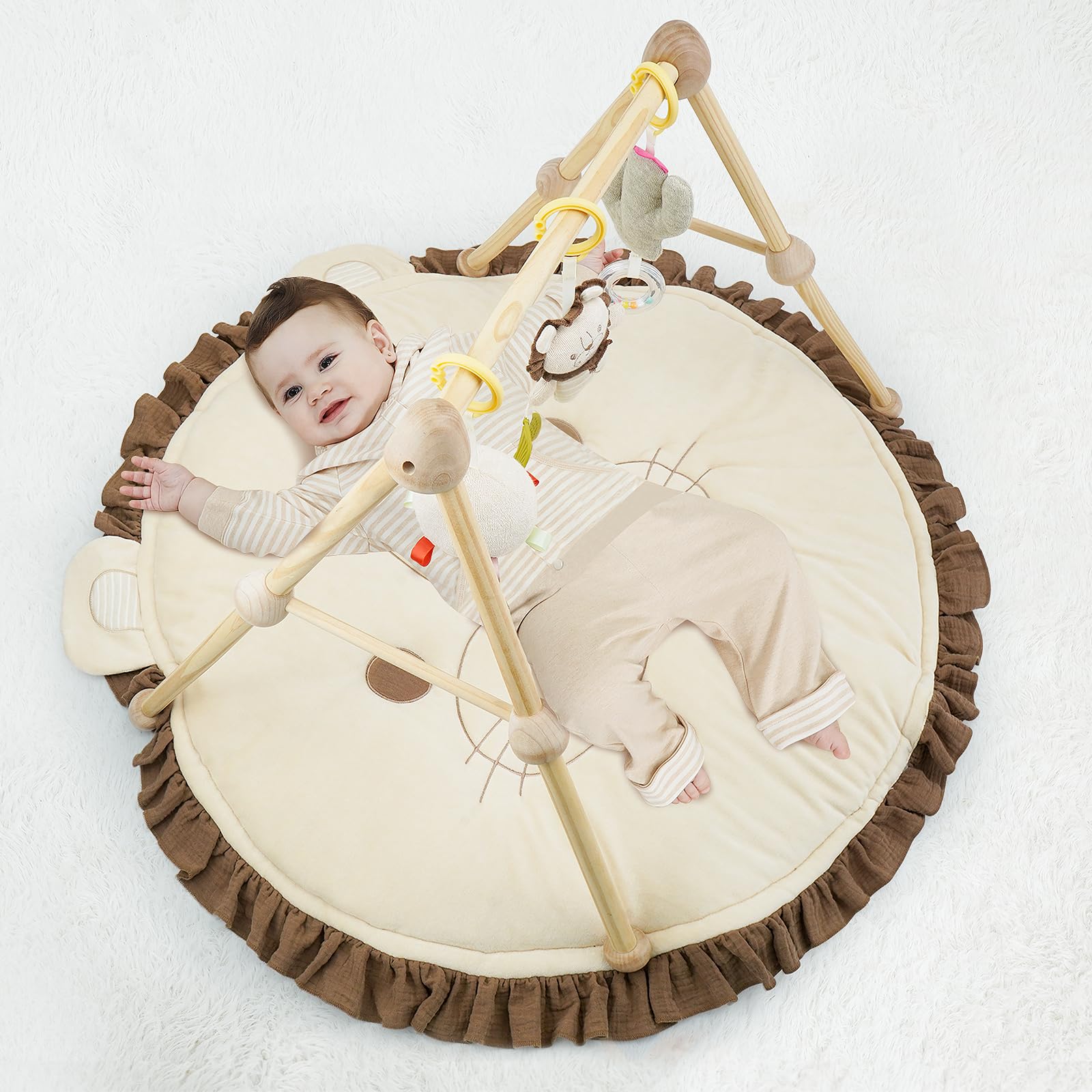 Tapis D'eveil Bebe 4 en 1,avec arche de jeu en bois naturel, 3 Peluches Amovibles,Développement Visuel, Auditif,Tactile et Cognitif,pour 0-3-6-12-36 mois Bébé,Cadeau de Naissance Idéal,Braun-Löwe