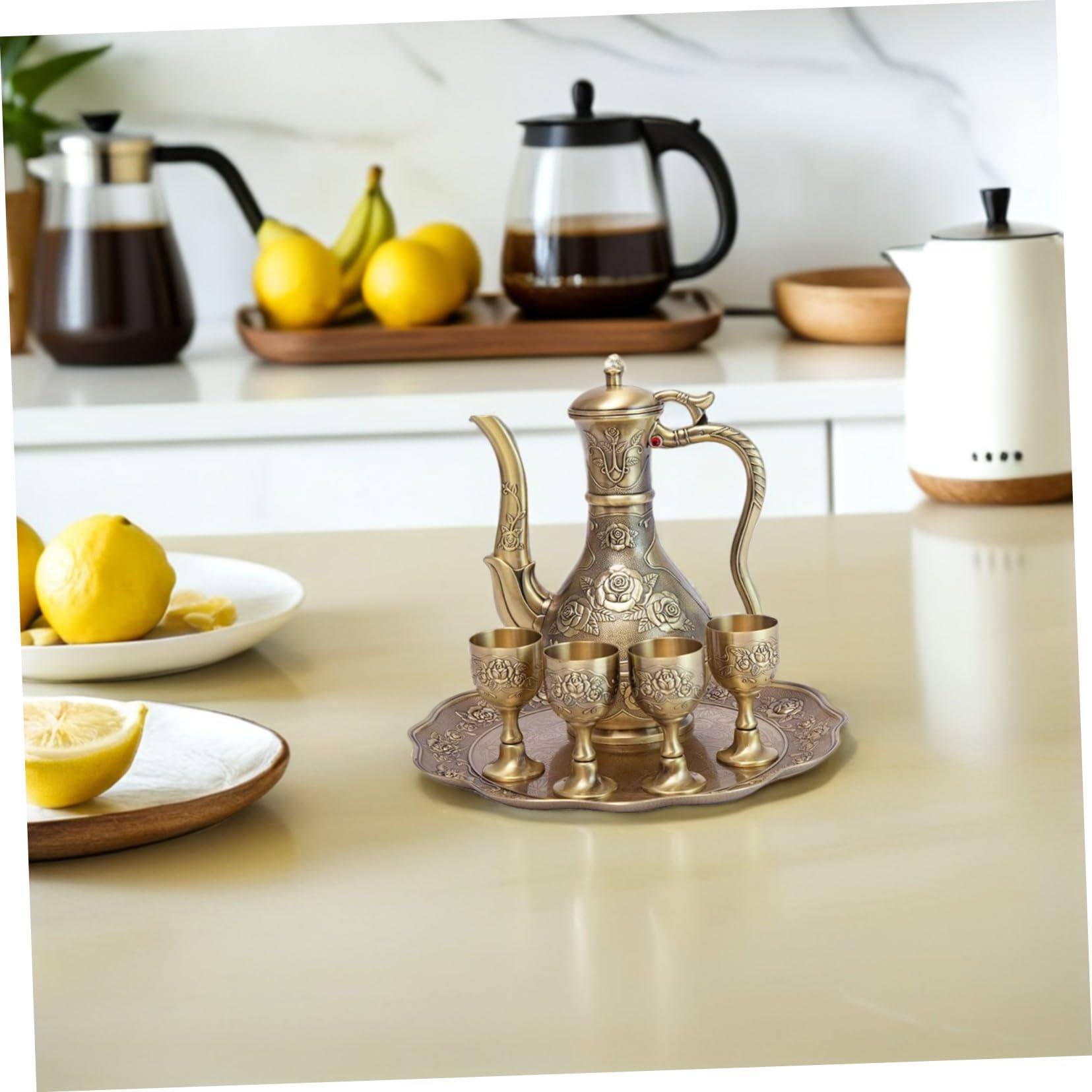 SOIMISS Vintage Türkisches Kaffee Weingeschirr Set mit Kunstvoll Geprägtem Rosenmuster Metall Karaffe Gläser und Tablett Antikes Design für Tee Weingenuss Festliche Dekoration