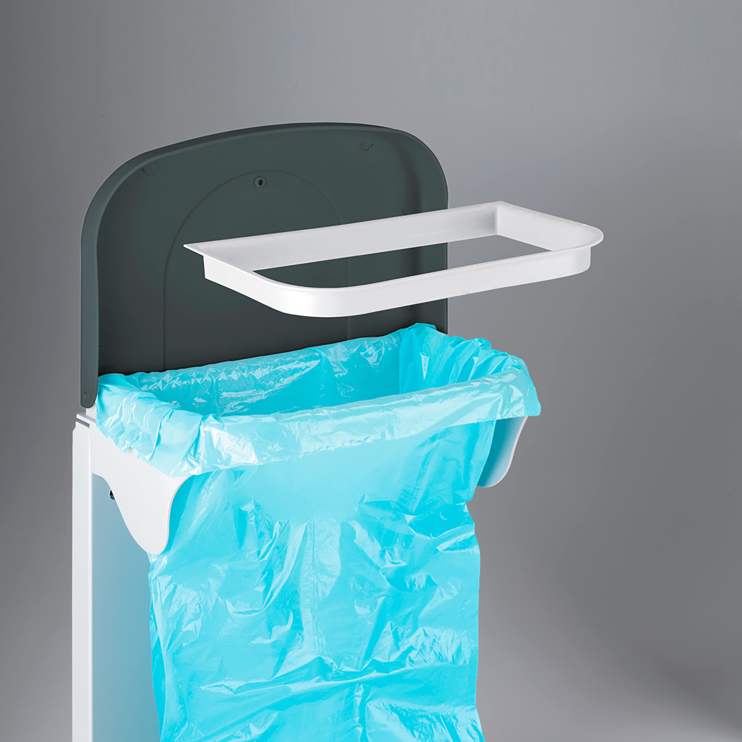 DENOX Cubo de Basura Interior 20L para Armario con Apertura Automática – Papelera con Aro Sujeta-Bolsas, Compartimento para Rollos y Montaje en Puerta – Color Blanco/Gris