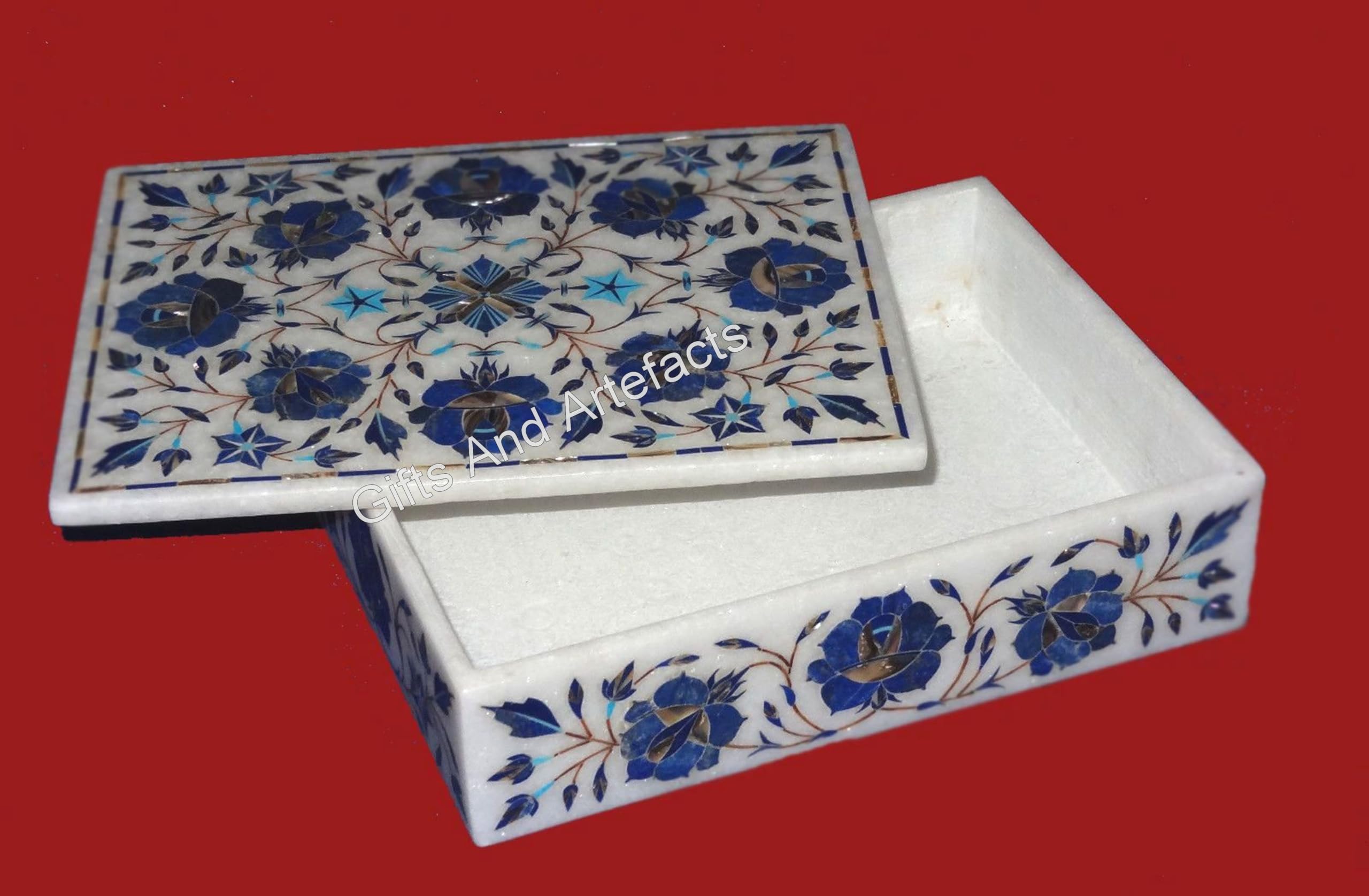 Boîte en marbre blanc et lapis-lazuli pour ranger ses bijoux sur la coiffeuse