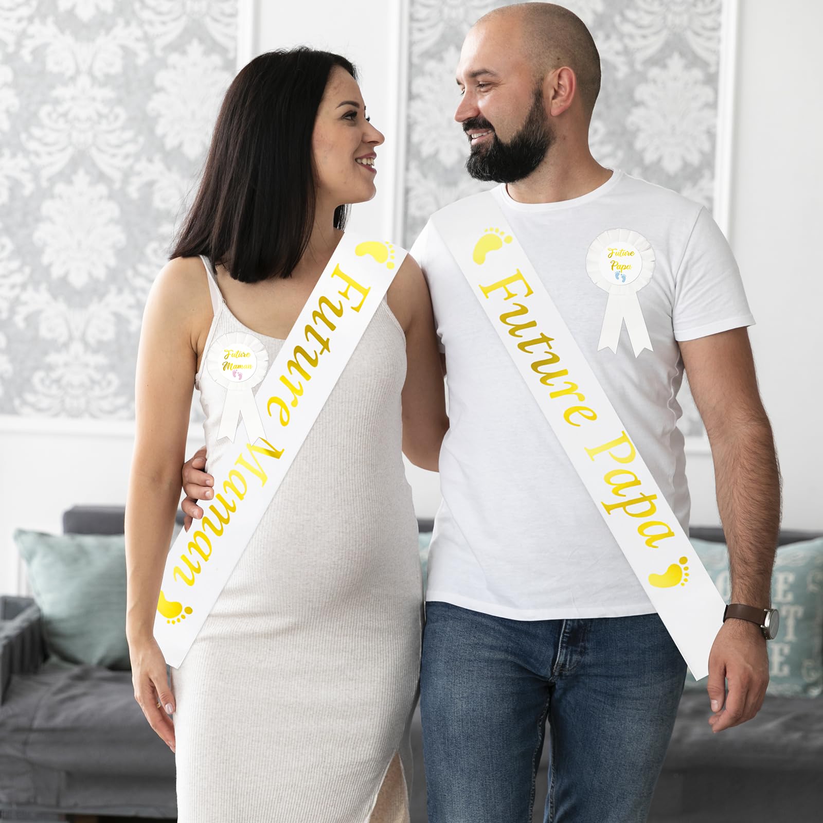 Écharpe Future Maman et Papa+ Épingle Future Maman et Papa, Écharpe Blanches Future Maman Futur Papa Decoration Baby Shower pour Baptême Fête Prénatale Naissance, Cadeau pour Futur Papa Maman