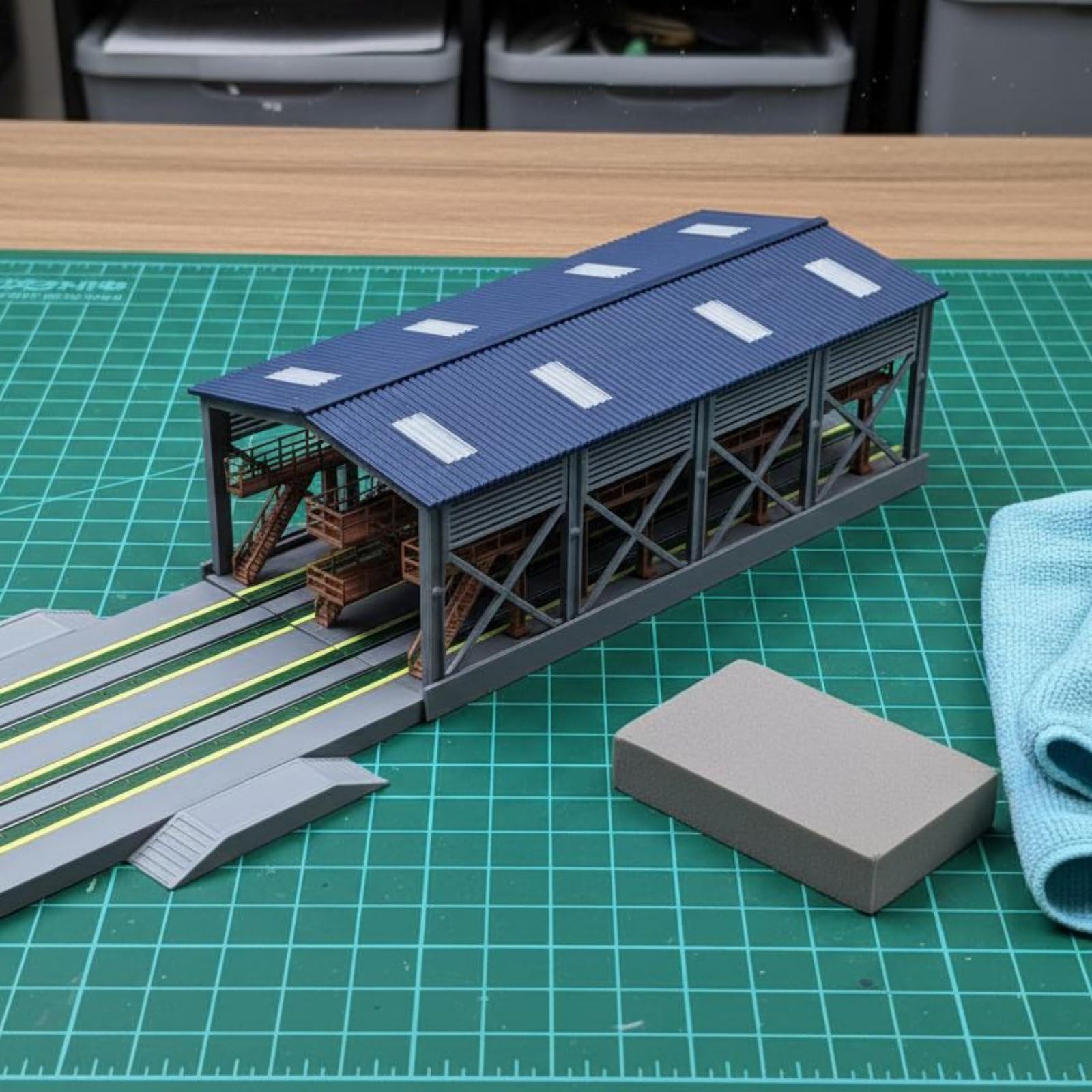 MagiDeal Taller Ferroviario N Escala 1 160 Complejo Locomotoras Taller Estación Edificación Accesorio Material Listo para Usar Diseño para Vía Atascos Adecuado para Dioramas Maquetas Aficionados