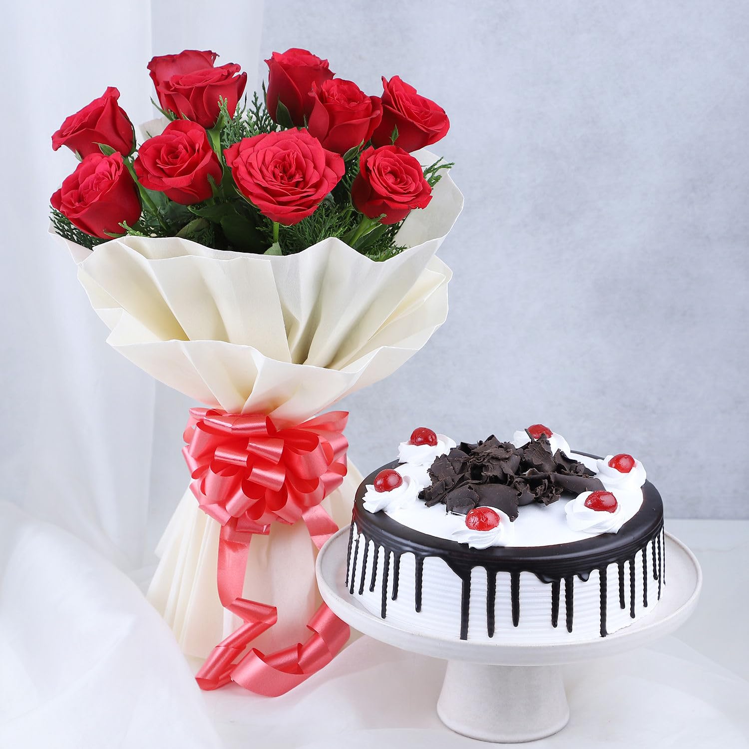 Fnp Happy Fathers Day Red Rose Bouquet And Eggless Black Forest Cake