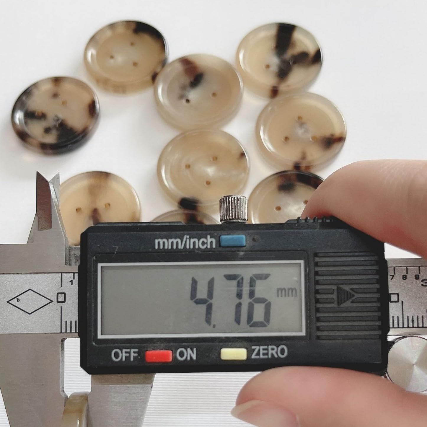 200 szt. 25 mm duży rozmiar 3 oczy okrągły prawdziwy róg guziki płaszcz na koszulę prawdziwy róg bawola marynarka guziki garnitur guziki dla mężczyzn/kobiet