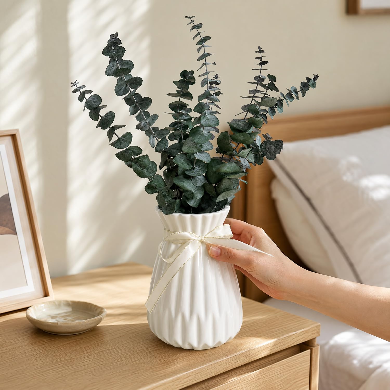 Lot de 10 véritables tiges d'eucalyptus séchées dans un vase en céramique pour décoration de douche et salle de bain, 33 cm