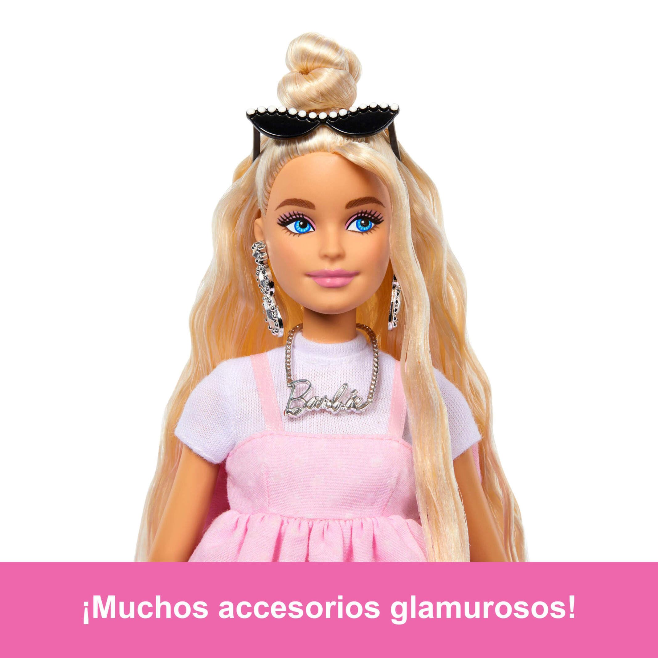 Barbie Deluxe Style Muñeca n. 3 con conjunto de moda Barbiecore, pelo rubio con moño alto, vestido rosa pastel con lazo grande y accesorios como medias de redecilla, HYV27