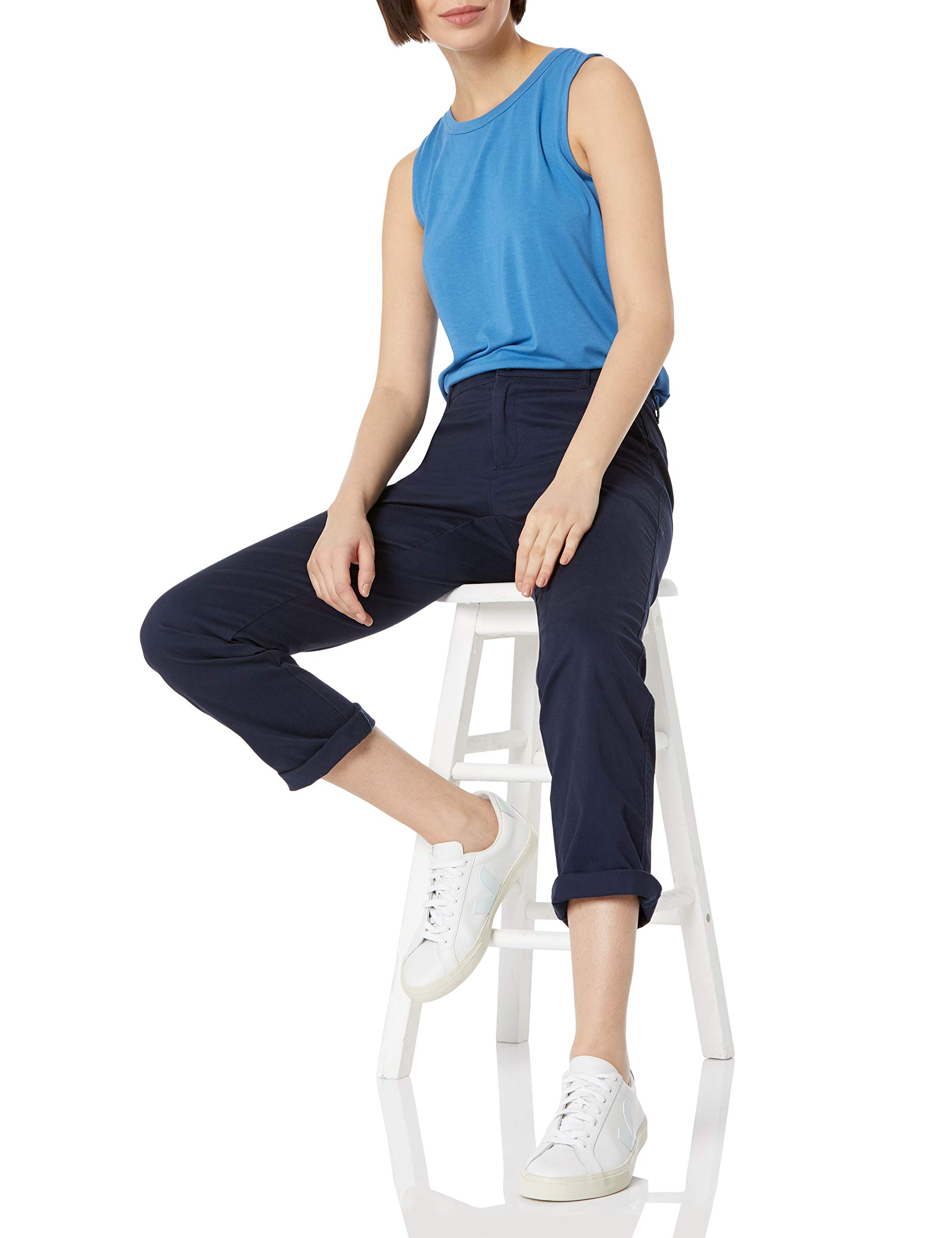 Amazon Essentials Femme Pantalon Chino en Textile Sergé Extensible à Coupe Ajustée et Jambe Droite