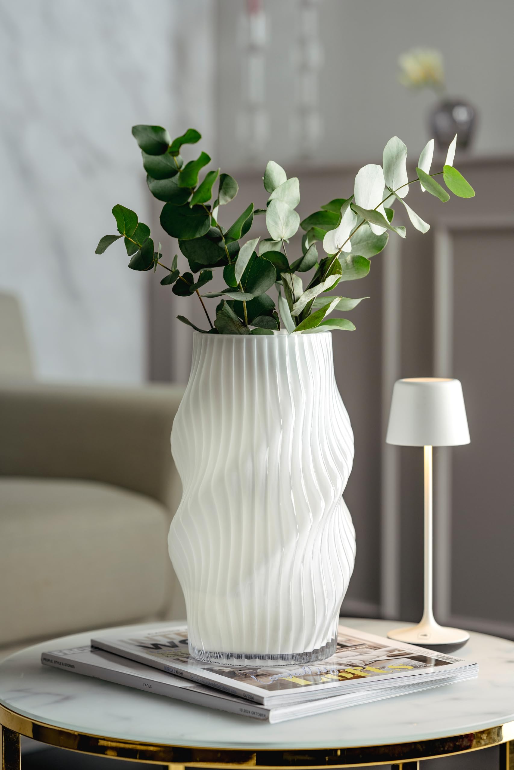 LEONARDO HOME Verdi Vase • 1 Stück • Kunstvolle Blumenvase für Tischdeko • Hingucker durch geschwungenes Design • Glasvase für Blumensträuße • Elegantes Tischaccessoire • Höhe 30 cm • weiß • 055276