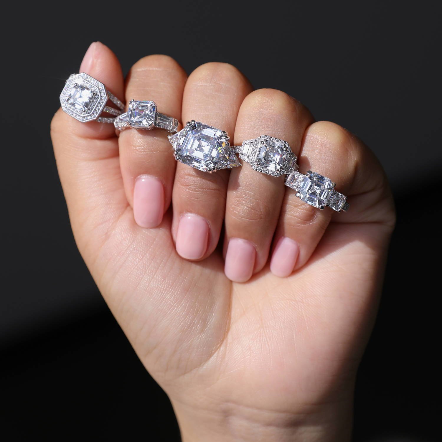 Anillo de compromiso de  en plata esterlina bañado en rodio con circonita cúbica corte Asscher, con 3 piedras., rodiado-plateado, 6, r308-6 8