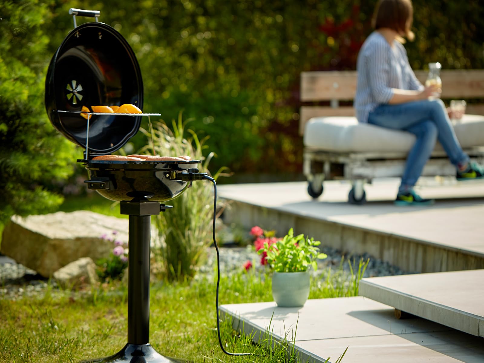 CUSIMAX Elektrogrill Standgrill mit Deckel und Standfuß, Regulierbare Temperatur und Fettauffangschale, 1600W Elektrischer Barbecue-Grill für Außennutzung, Balkon & Garten, Leichte Reinigung