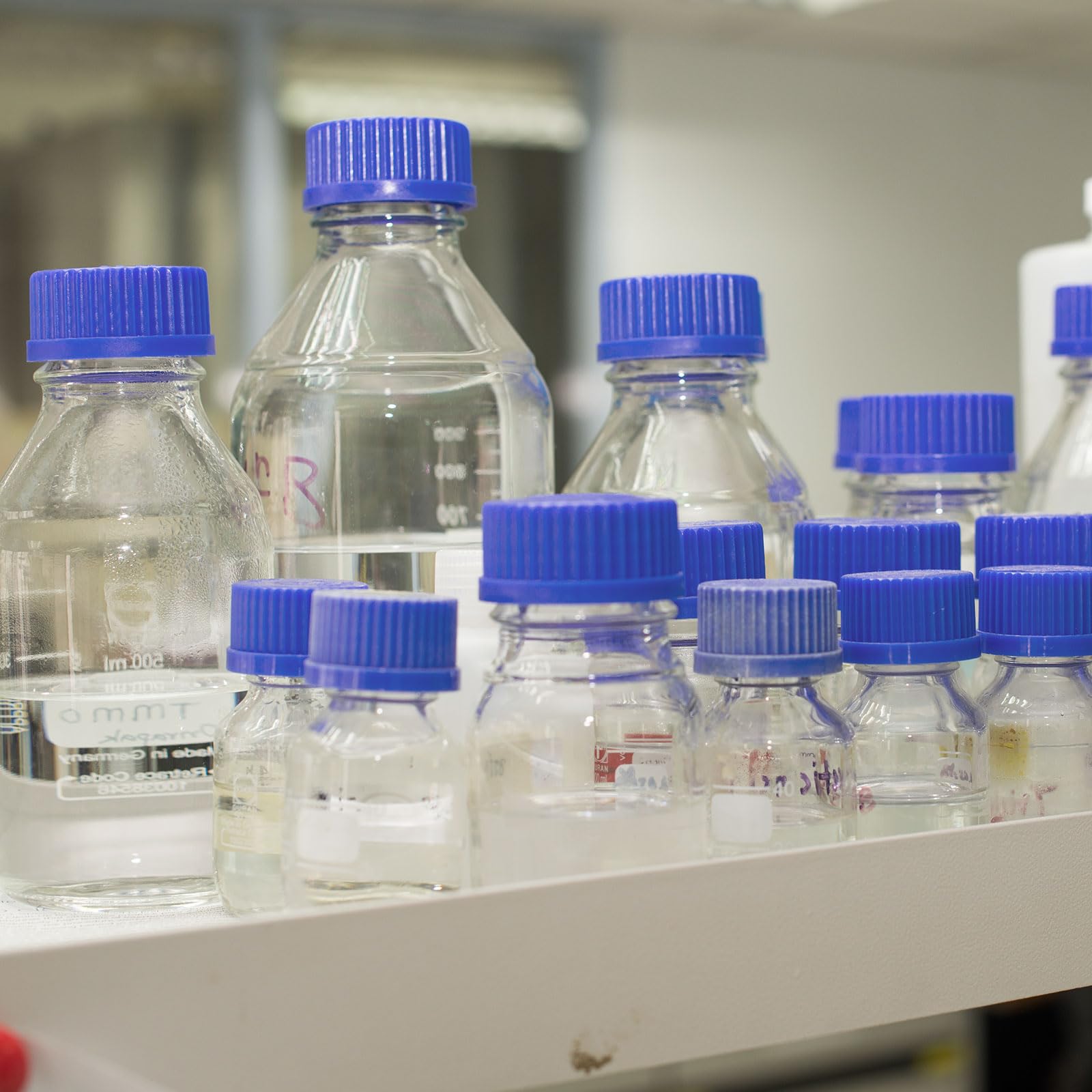 PATIKIL 12 Pack Botellas De Almacenamiento De Medios Reactivos, 500ml Botellas Redondas Graduadas De Vidrio Borosilicato Con Tapa Azul GL32 Para Líquidos Reactivos De Laboratorio.