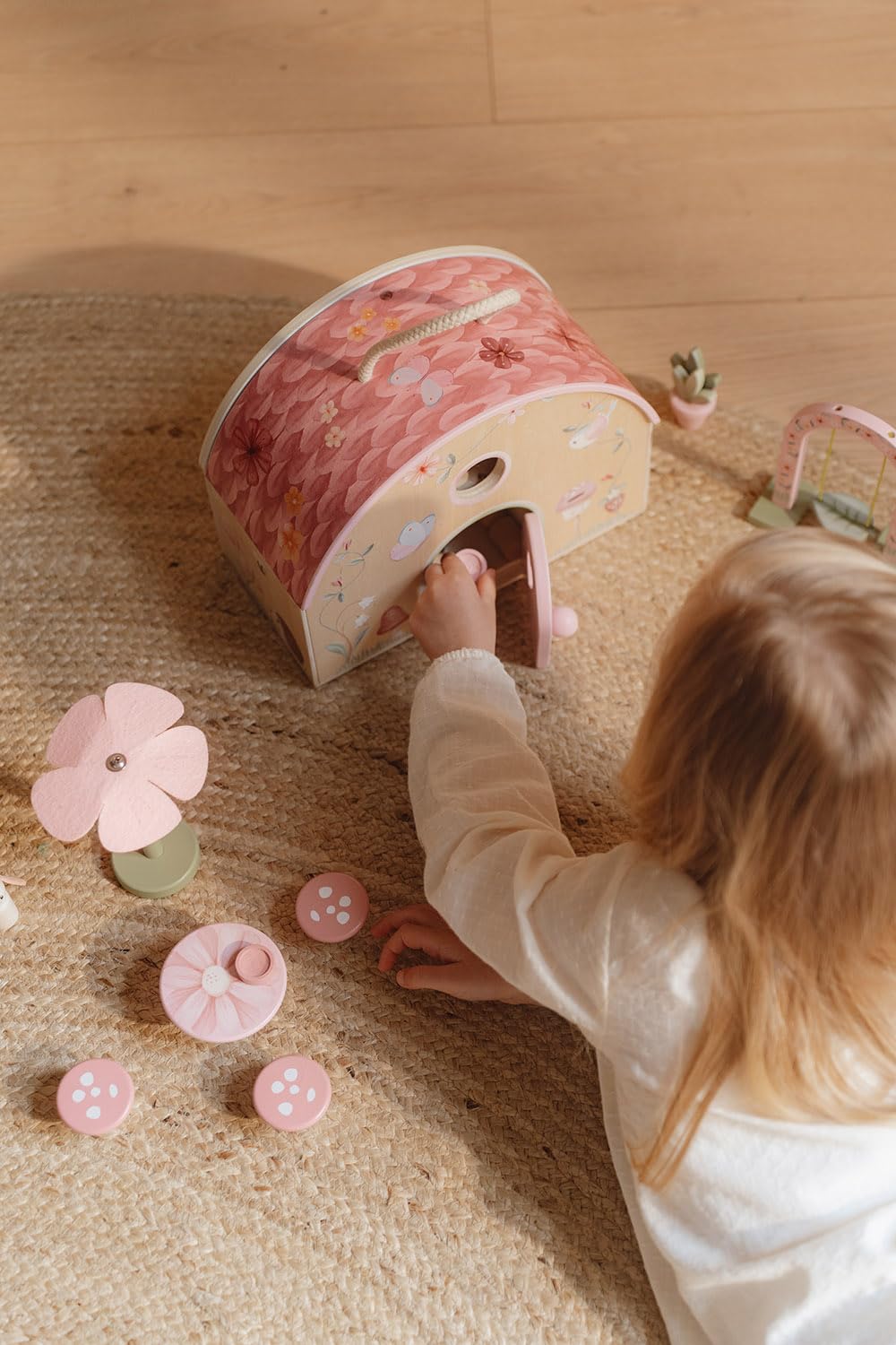 Little Dutch Feenhaus Puppenhaus aus Holz tragbar und aufklappbar mit viel Zubehör und Spielfiguren rosa