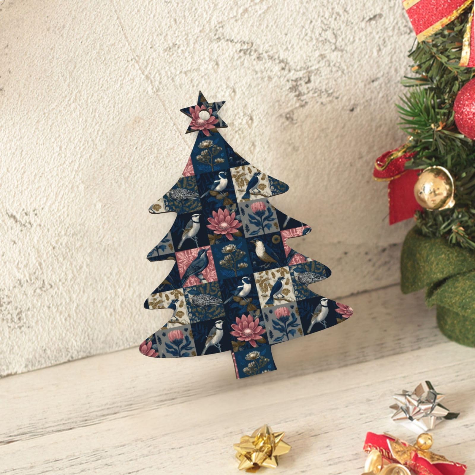 Skandinavische Weihnachts-Holzornamente mit Vogel- und Blumenmuster, 4 Stück, Set mit 6 natürlichen Holzdesigns für gemütlichen, rustikalen Weihnachtsbaum und Zuhause