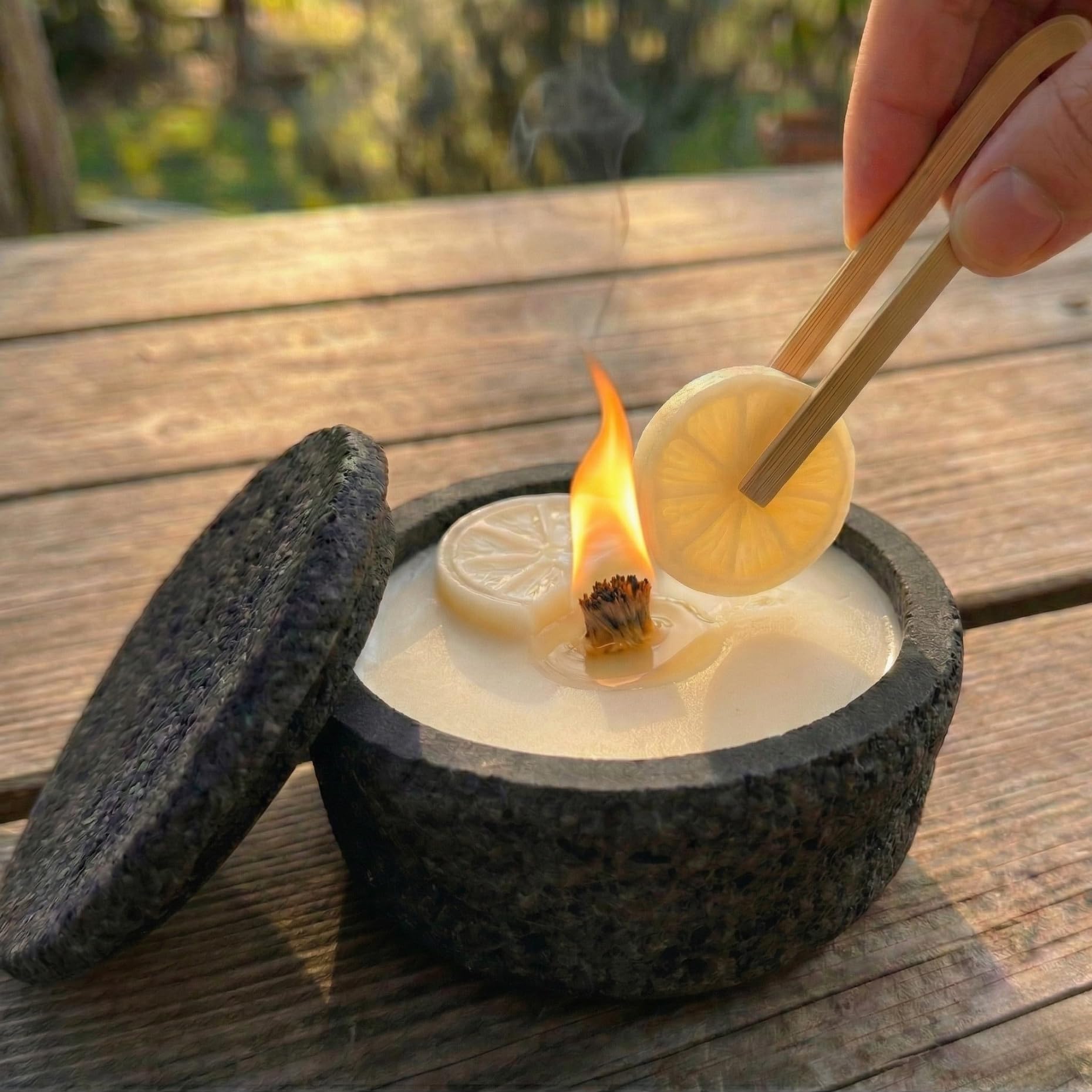 Wachsfresser aus Beton mit Deckel (Ø 12,5cm) | Outdoor Schmelzlicht mit Dauerdocht | Gartenfeuer & Wachs-Recycling (Schwarz, Inkl. 1x 120g Refill)