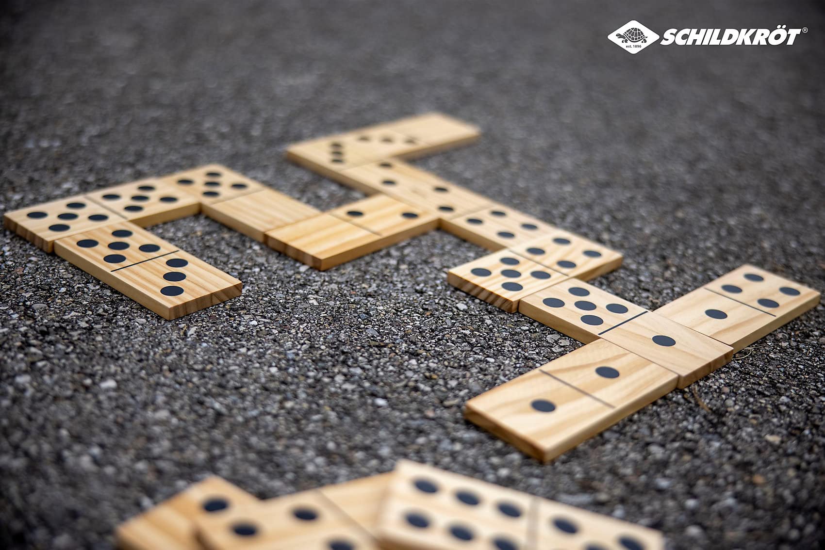 Schildkröt Jumbo Domino, 28 Piezas de Dominó de Gran Formato, 13x6 x1cm Madera FSC, Juego Niños y Adultos, Almacenamiento Práctico en una Bolsa de Malla con Cordón, 970314