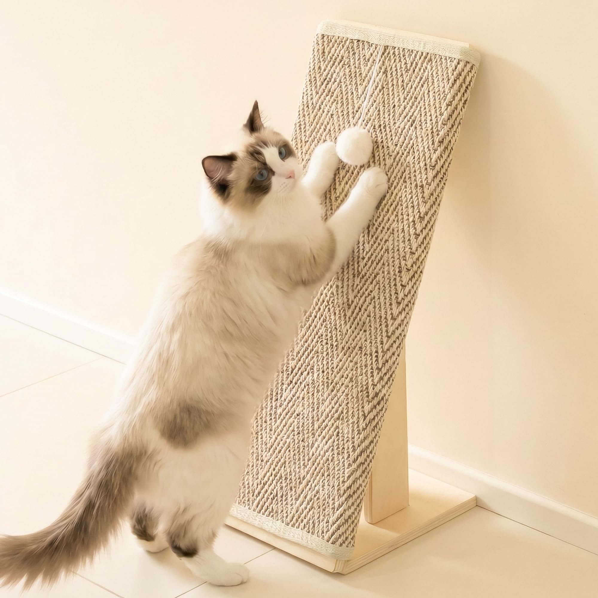 PETKARAY Griffoir chat de 65 cm de haut, avec rampe, meuble griffoir robuste en forme de L comme protection de meubles, griffoir pour chat intérieur, motif chevron