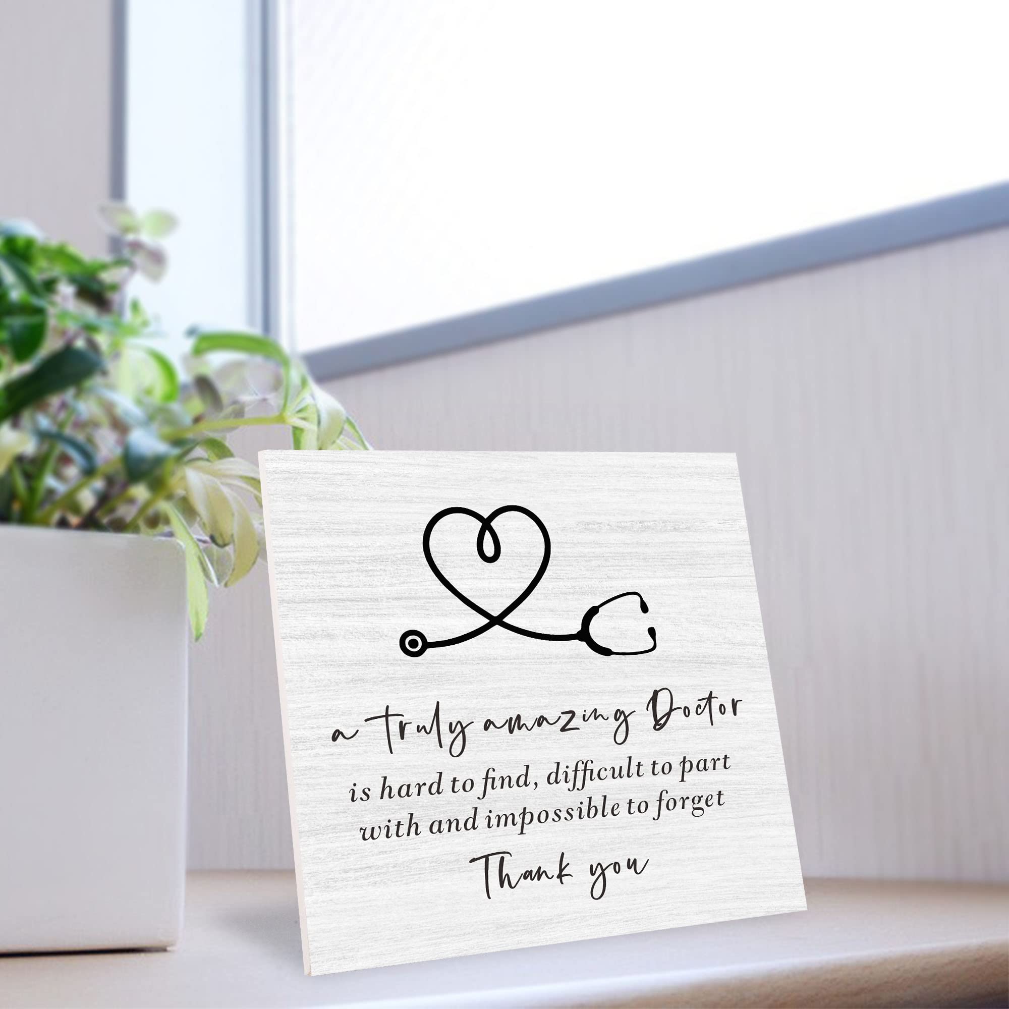 Cartel de madera con texto en inglés "Thank You Doctor"