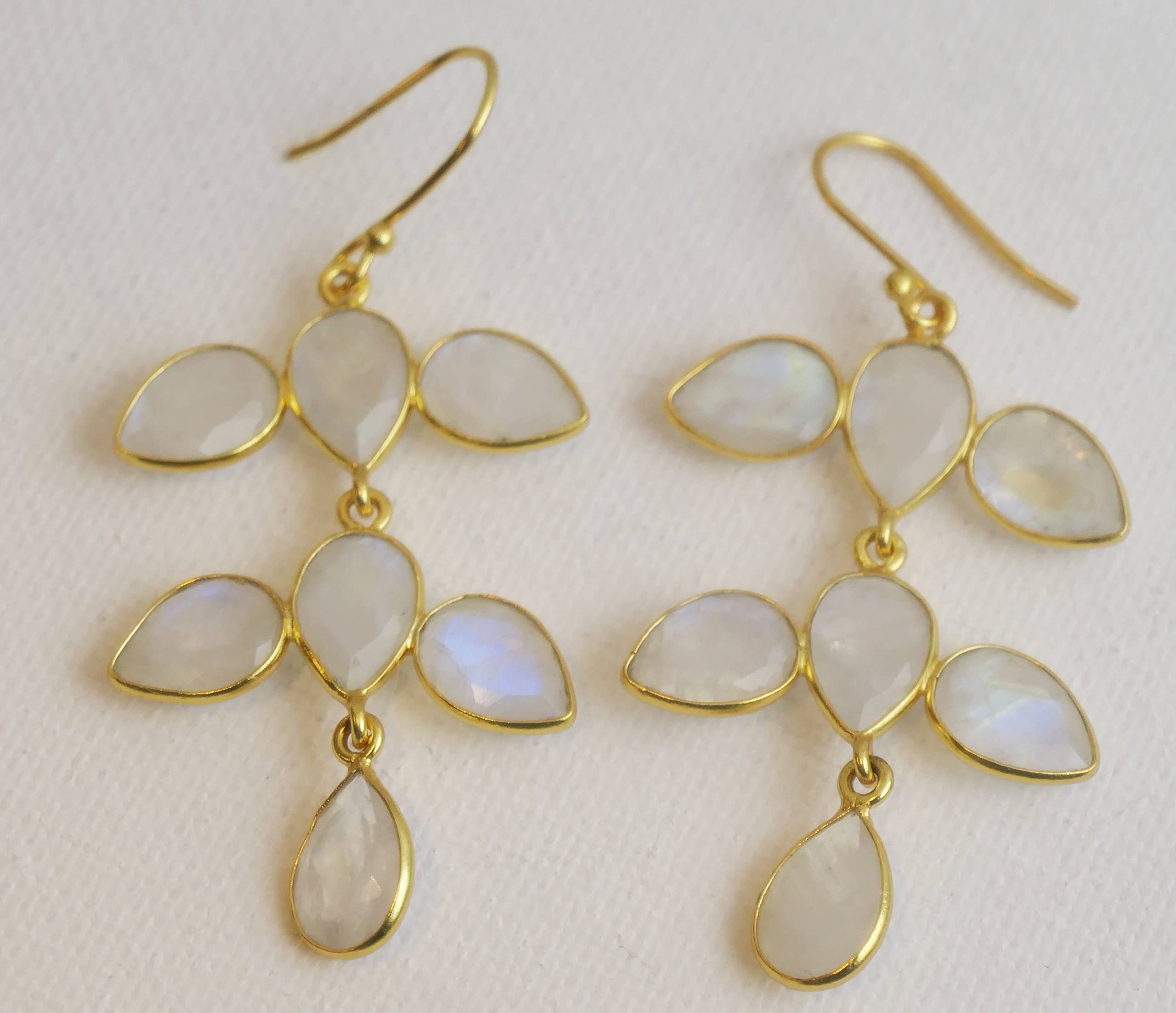 Aretes colgantes de plata esterlina chapados en oro con forma de candelabro de Piedra de la luna