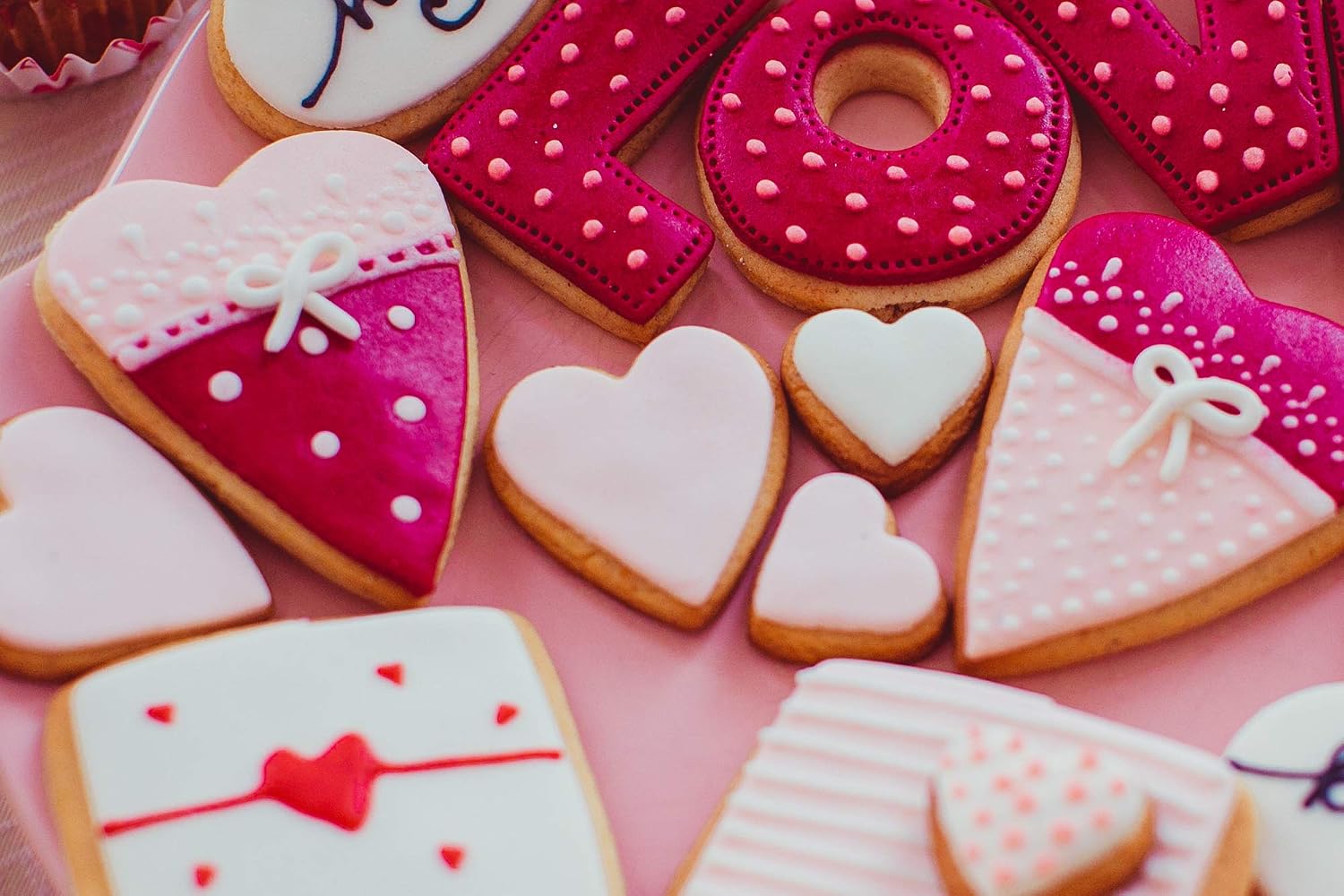 Fox Run Heart Shaped Cookie Cutters, 5-Piece Set with Storage Tin Included, Stainless Steel